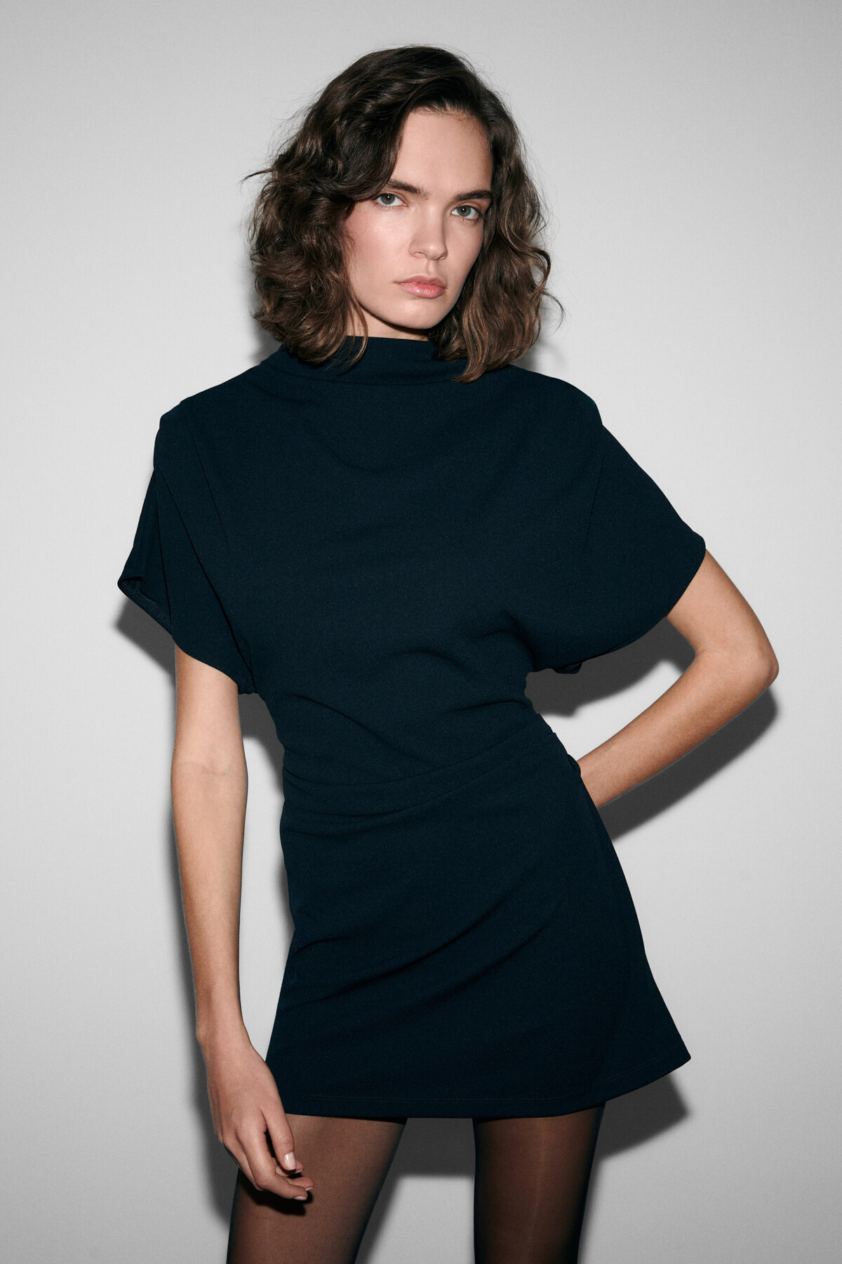 GRIMELANGE  MAXINE Kadın Omuz Ve Bel Kısımlarında Pile Detaylı Dik Yaka Fermuarlı Kısa Kollu Mini Lacivert Elbis - Görsel 5