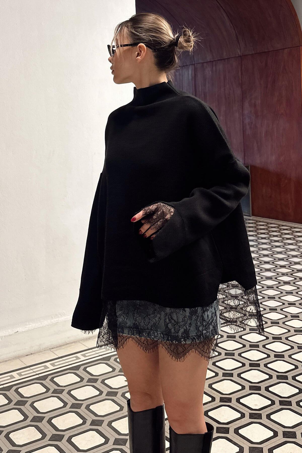 Swist Pulover de damă guler ridicat cu detalii din dantelă neagră