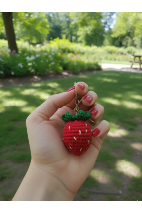 ADeN Accessories & Punch Amigurumi Çilek Figürlü Örgü Anahtarlık - Kırmızı Çi...