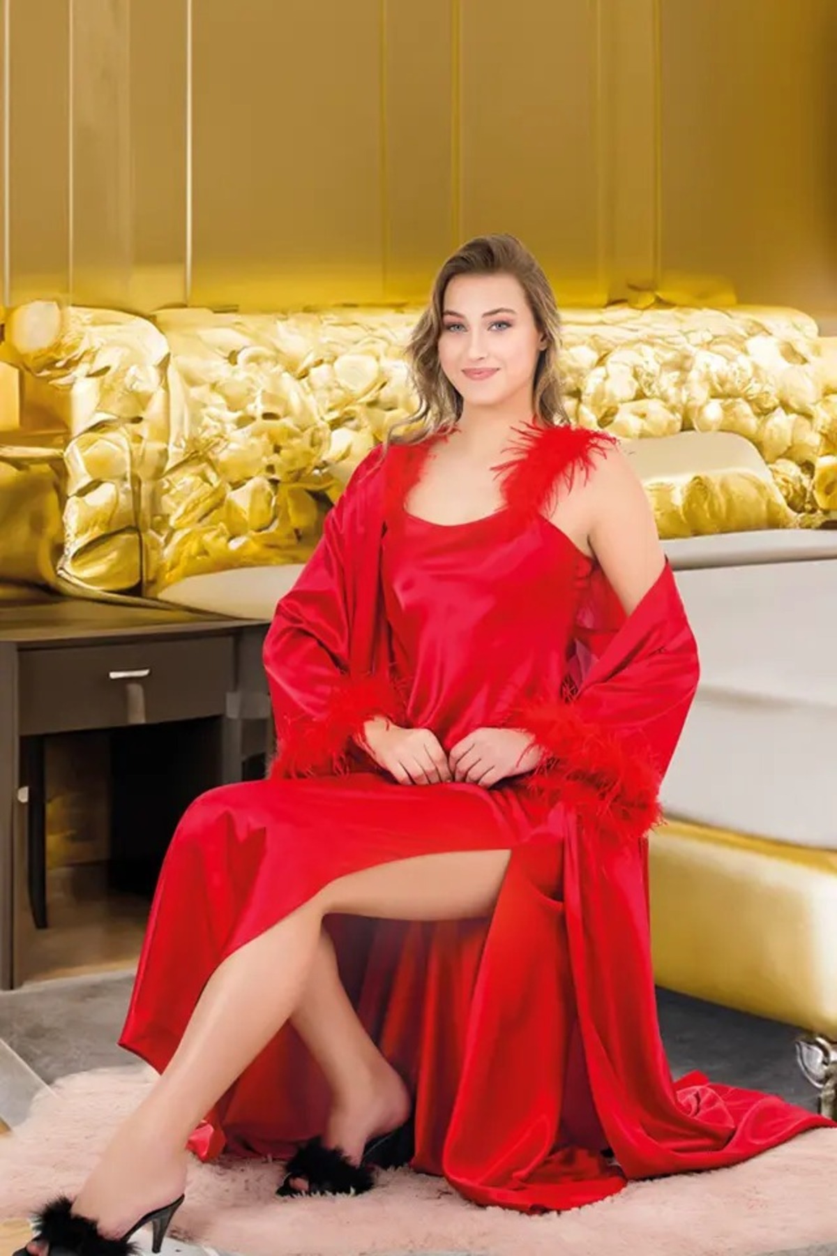 aynora Kadın Kolları Omzu Peluş Detaylı Kırmızı Saten Gecelik Sabahlık Takım