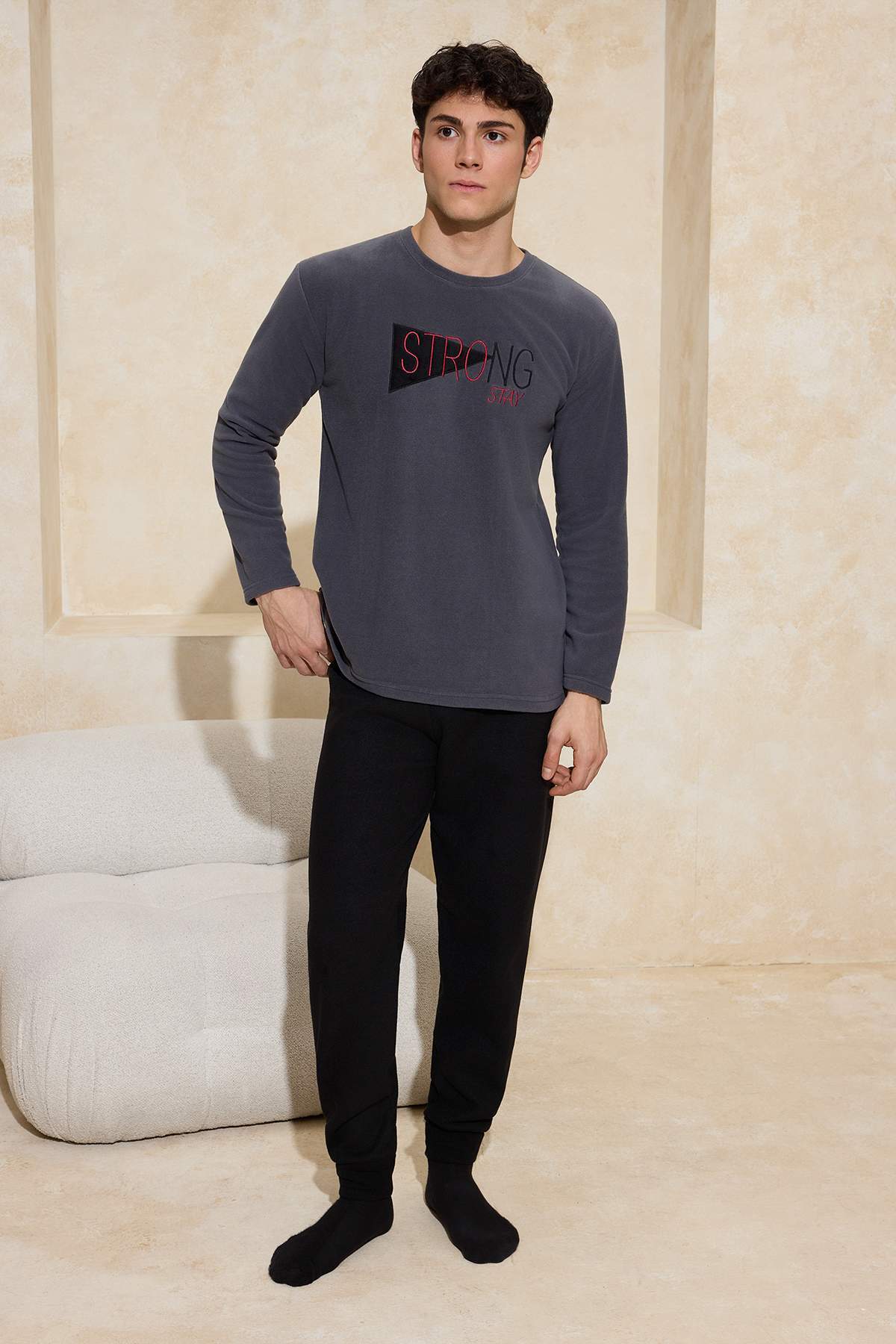 Trendyolmilla Man Antrasit Regular Kesim Nakışlı Polar/Kışlık Pijama Takımı TMNAW26PT00038