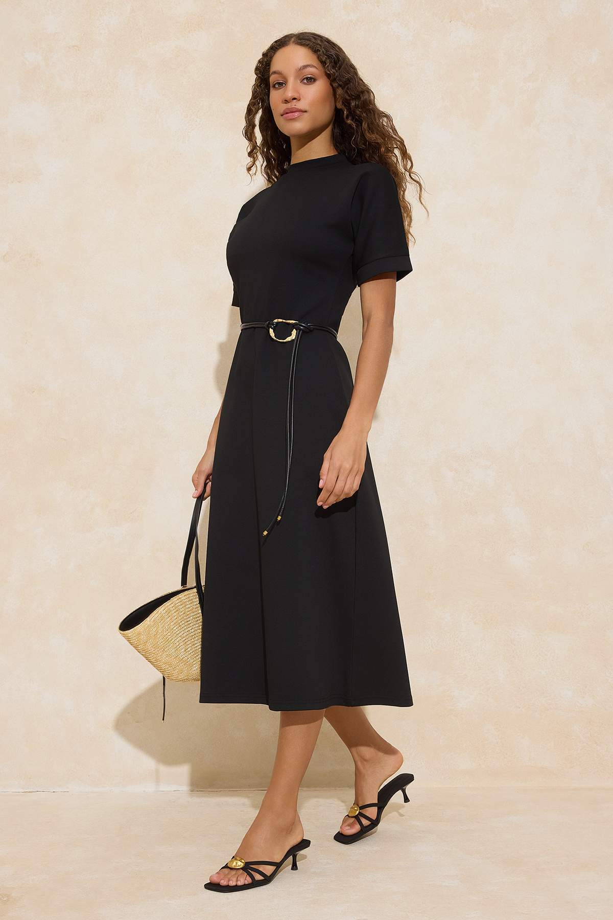 Trendyol Collection Schwarzes A-Linien-/Glockenförmiges Kleid mit Stehkragen,...