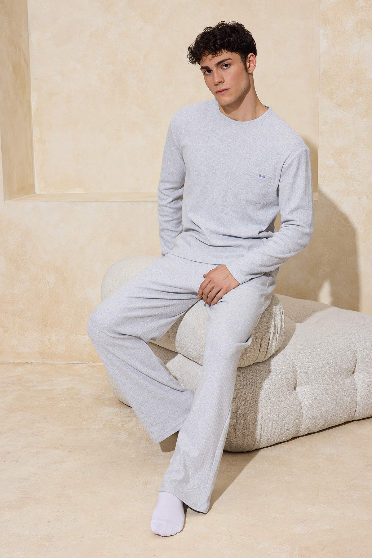 Trendyolmilla Man Gri Regular Fit Cepli Etiket Detaylı Yumuşak Tuşeli Kalın Örme Pijama Takımı TMNAW26PT00000