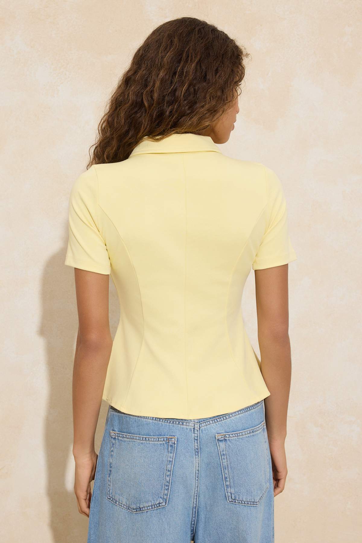 Trendyolmilla  Sarı Peplum Polo Yaka Yarım Pat Fermuar Kısa Kol İnterlok Örme Bluz TWOSS26BZ00064 - Görsel 4