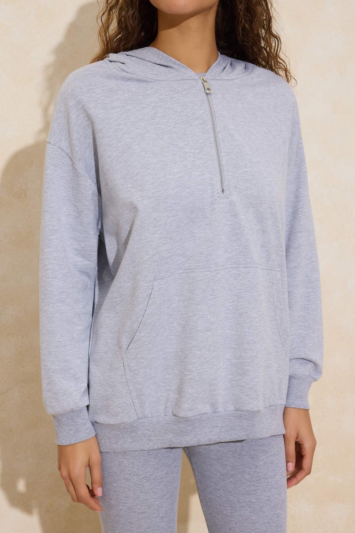 Trendyolmilla  Gri Melanj 3'lü Oversize/Geniş Kalıp Kapüşonlu Taytlı Örme Alt - Üst Takım TWOAW26AU00151 - Görsel 3