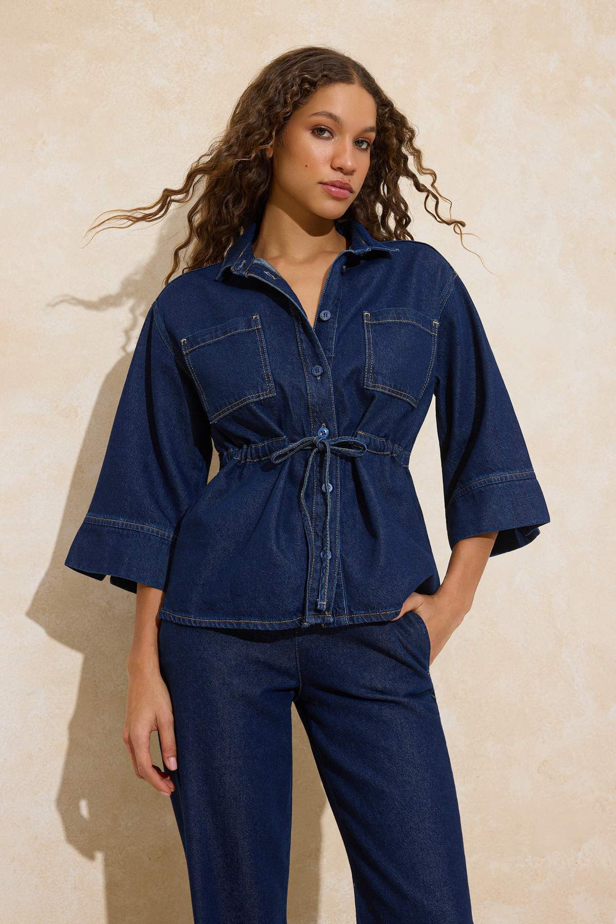 Trendyolmilla  Koyu Mavi Belden Bağlamalı Tencel Karışımlı Denim Gömlek TWOSS26GO00006 - Görsel 2