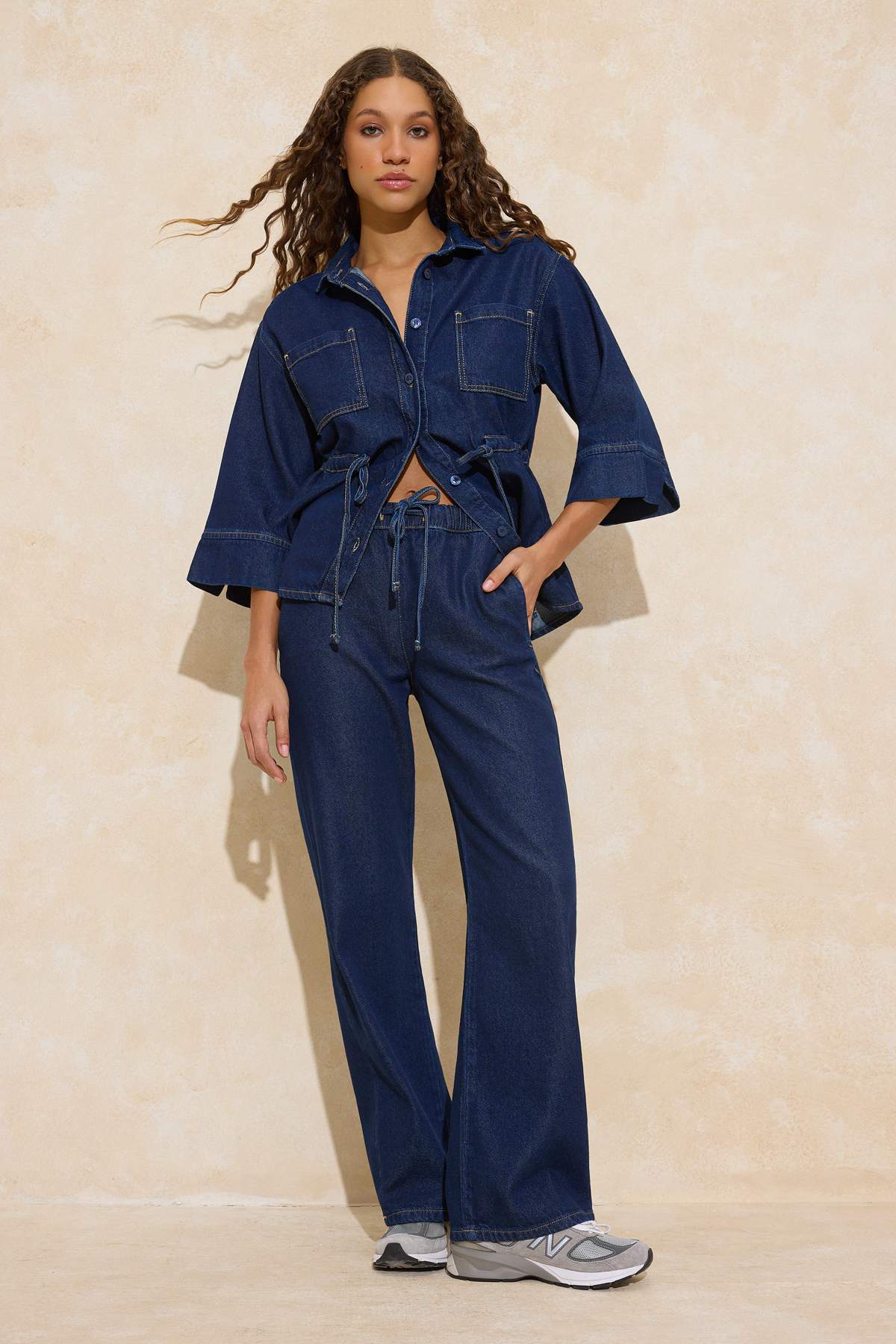 Trendyol Collection Dunkelblaue, drapierte Jeans mit elastischem Bund und hoh...