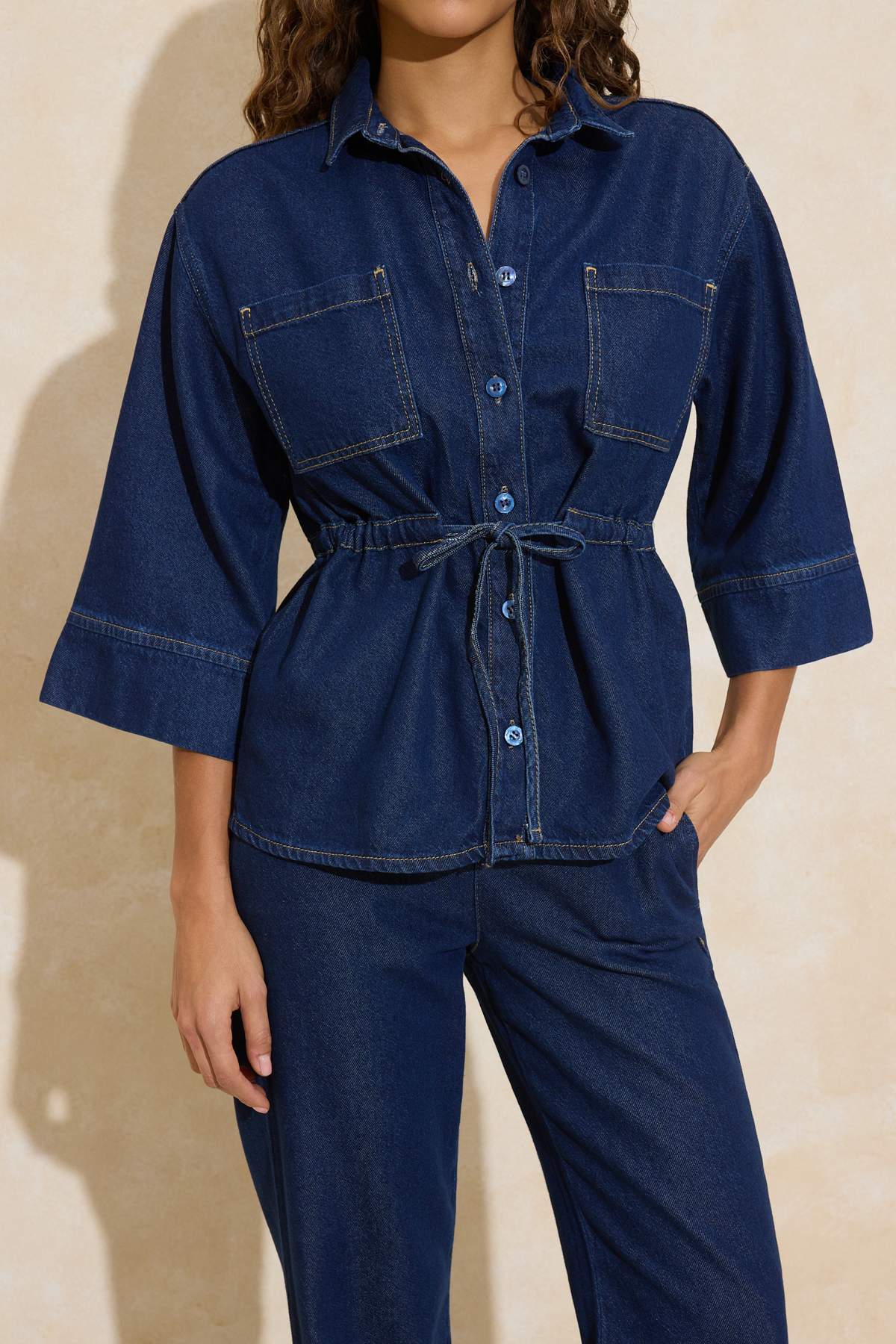 Trendyolmilla  Koyu Mavi Belden Bağlamalı Tencel Karışımlı Denim Gömlek TWOSS26GO00006 - Görsel 3