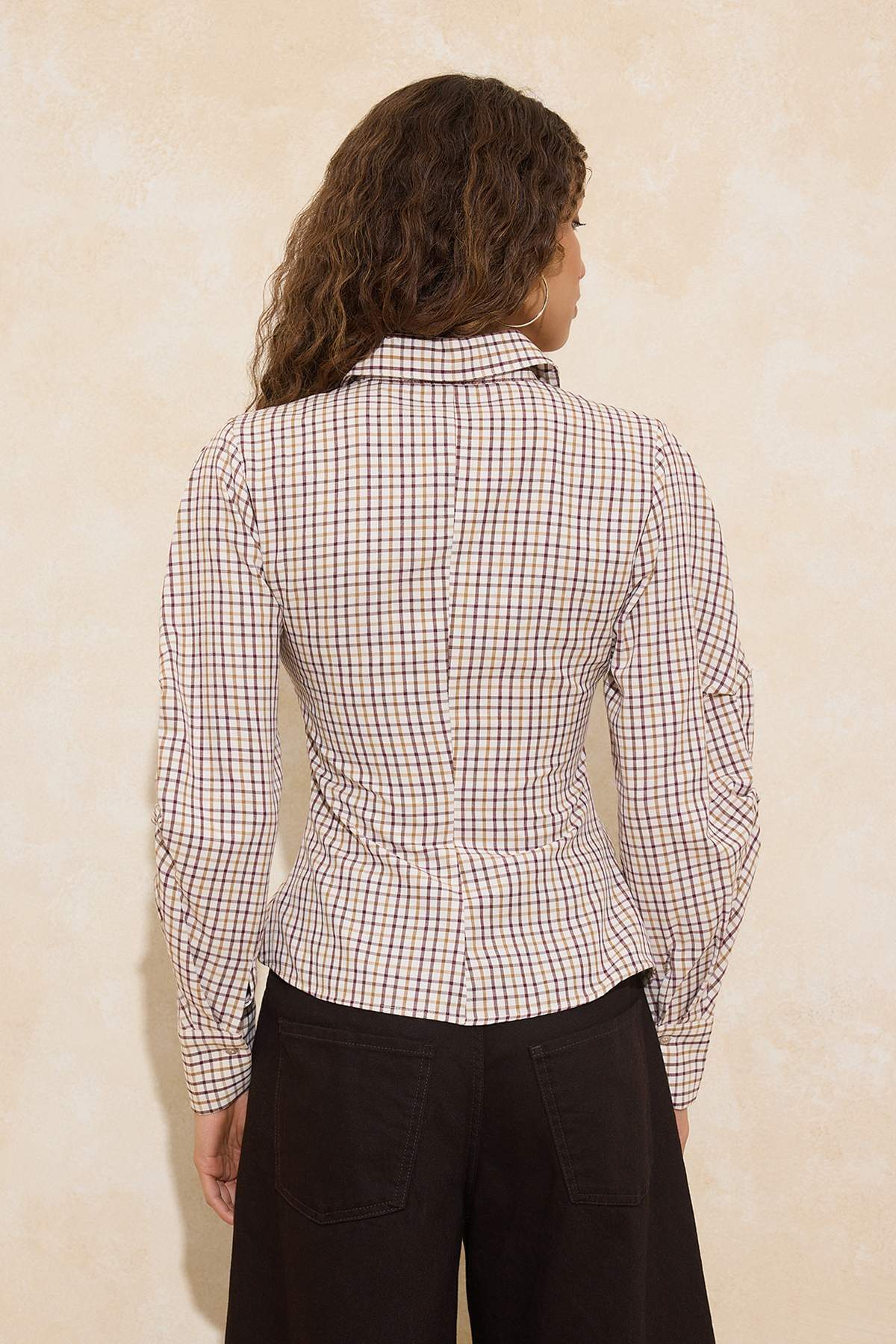 Trendyolmilla  Çok Renkli Balon Kol Detaylı Bele Oturan Asimetrik Kapama Dokuma Gömlek TWOSS26GO00068 - Görsel 4