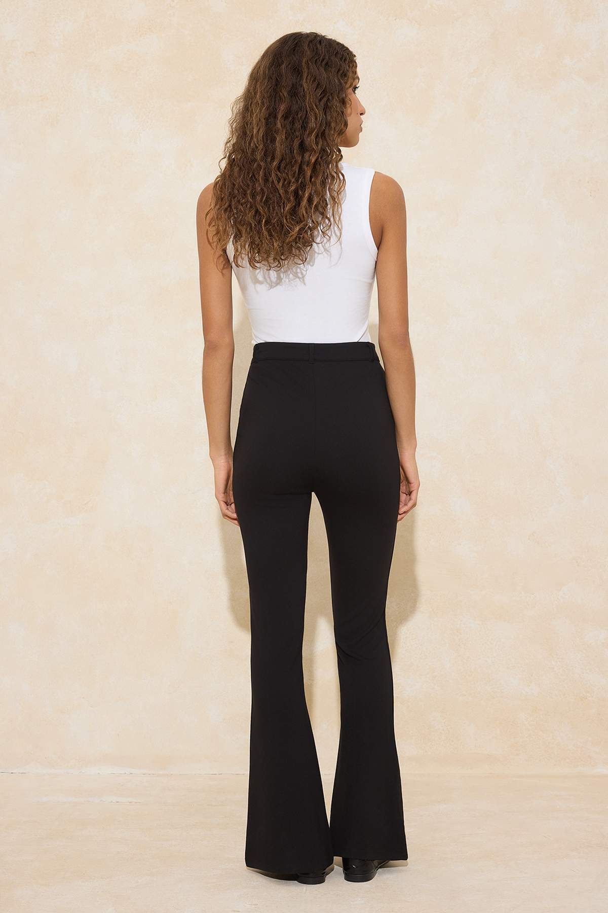 Trendyolmilla  Siyah Flare/İspanyol Paça Düğmeli Normal Bel Uzun İnterlok Örme Pantolon TWOSS26PL00005 - Görsel 4