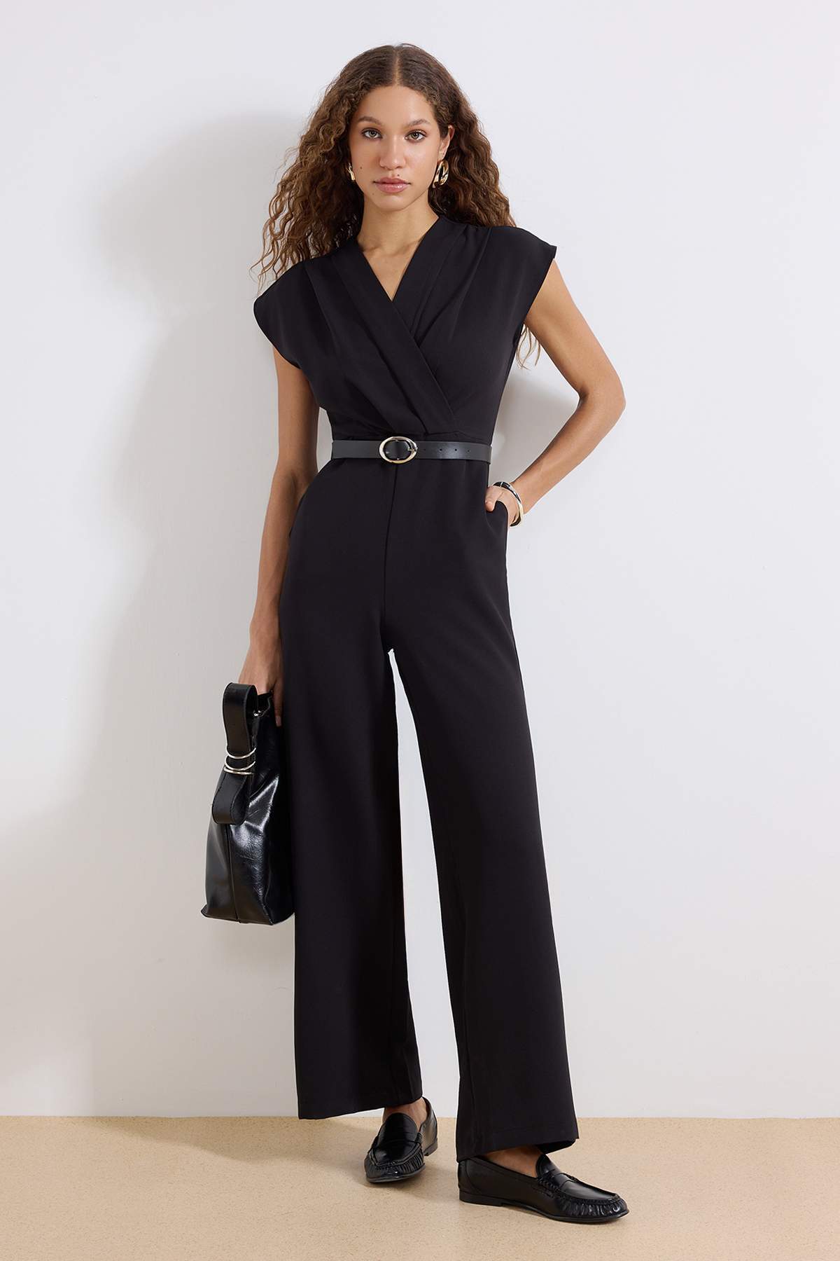 Trendyol Collection Schwarzer gewebter Jumpsuit mit weitem Bein, zweireihigem...