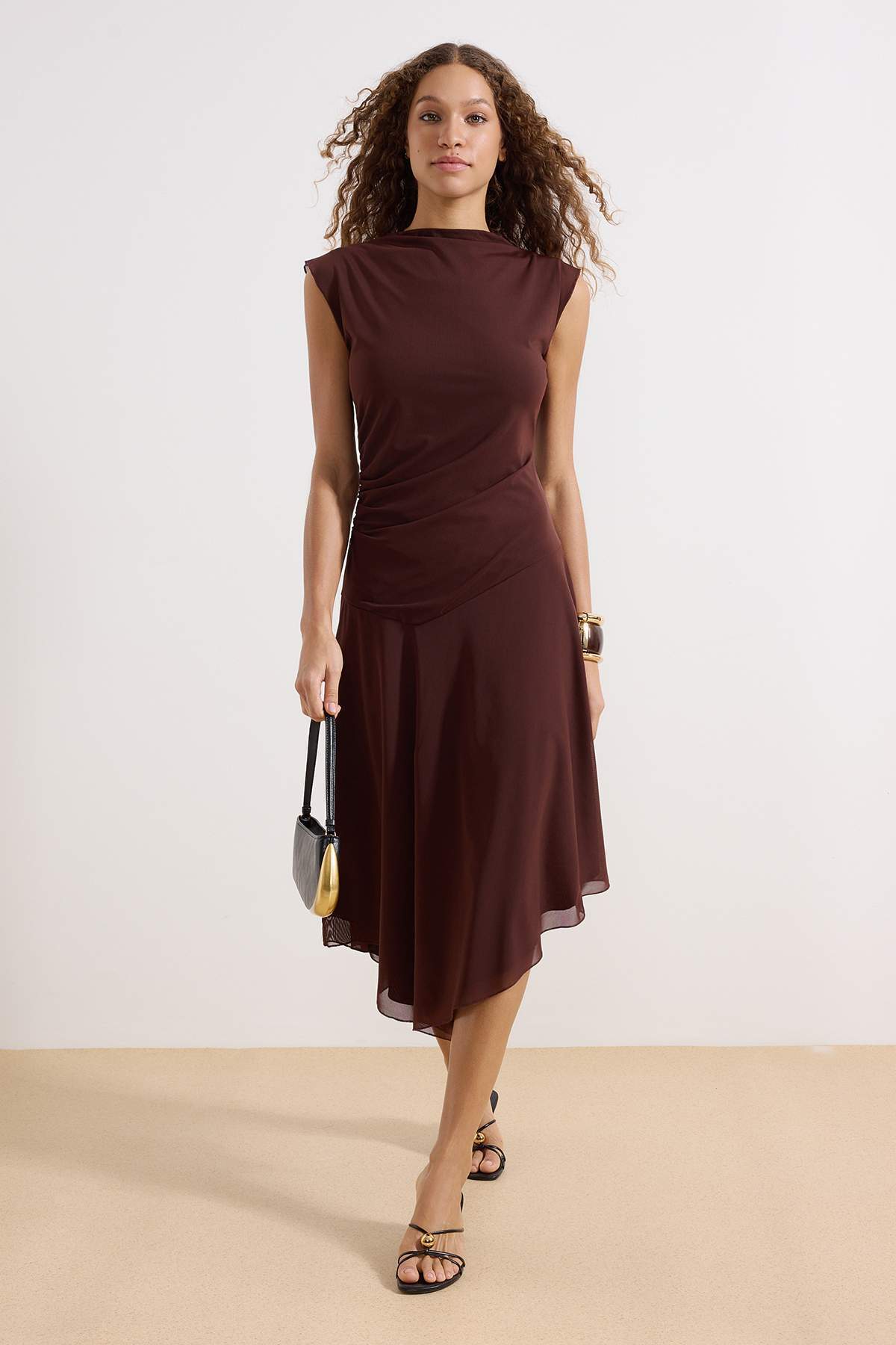 Trendyolmilla  Kahverengi Belden Açılan Kayık Yaka Kolsuz Büzgülü Maxi Tül Örme Elbise TWOSS26EL00028