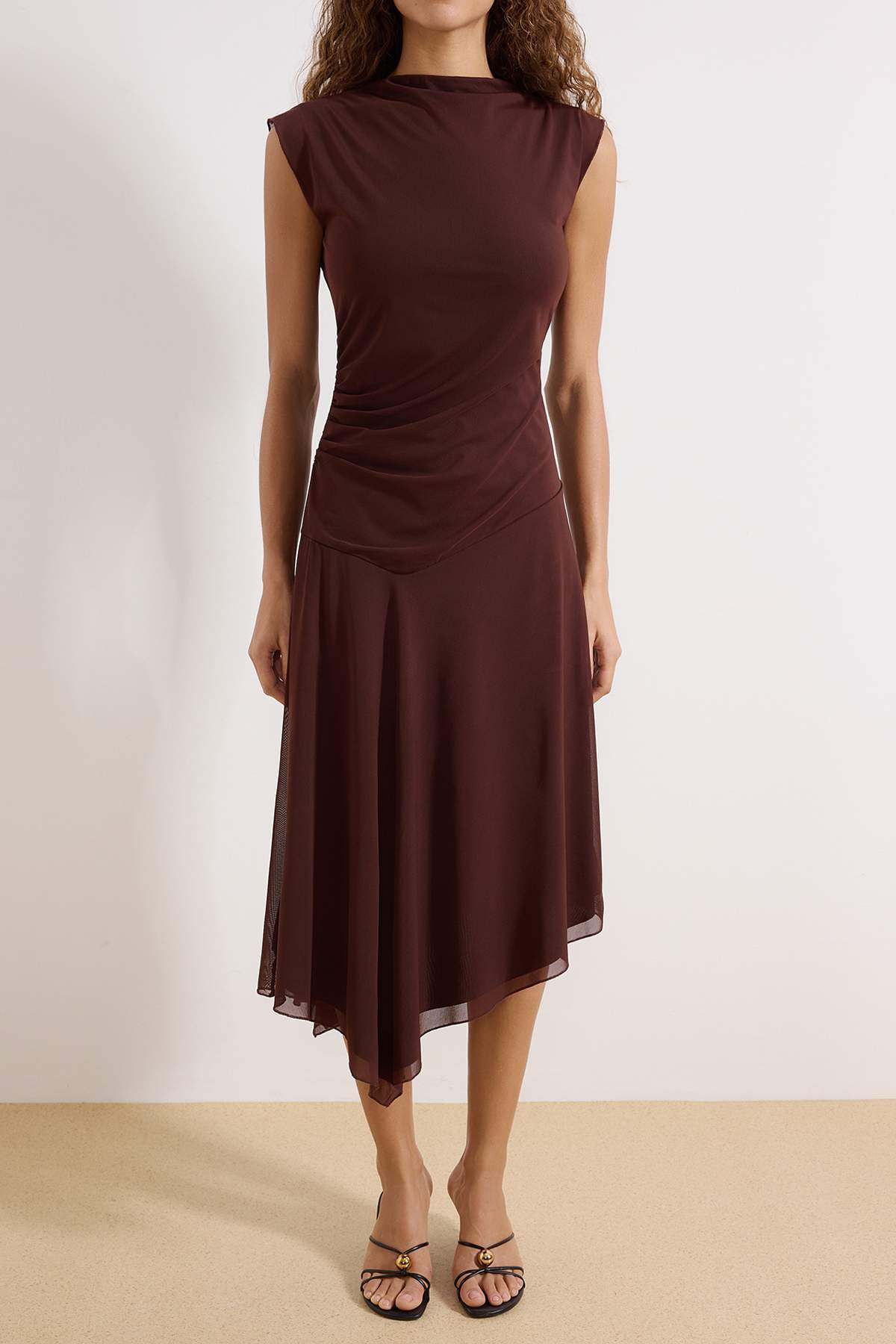 Trendyolmilla  Kahverengi Belden Açılan Kayık Yaka Kolsuz Büzgülü Maxi Tül Örme Elbise TWOSS26EL00028 - Görsel 3