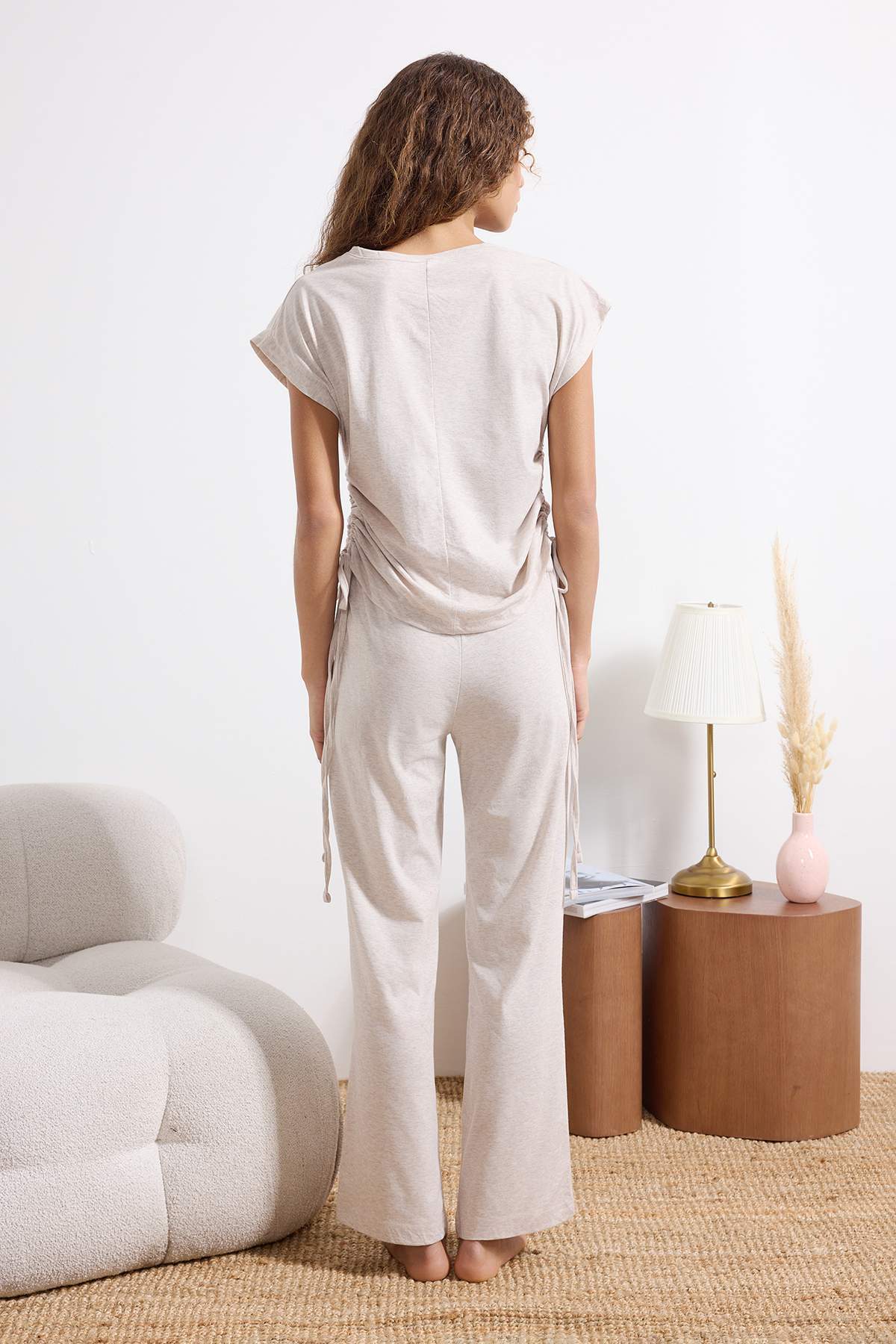 Trendyolmilla  Bej Melanj Pamuklu Büzgü Bağlama Detaylı Örme Pijama Takımı THMSS26PT00046 - Görsel 6