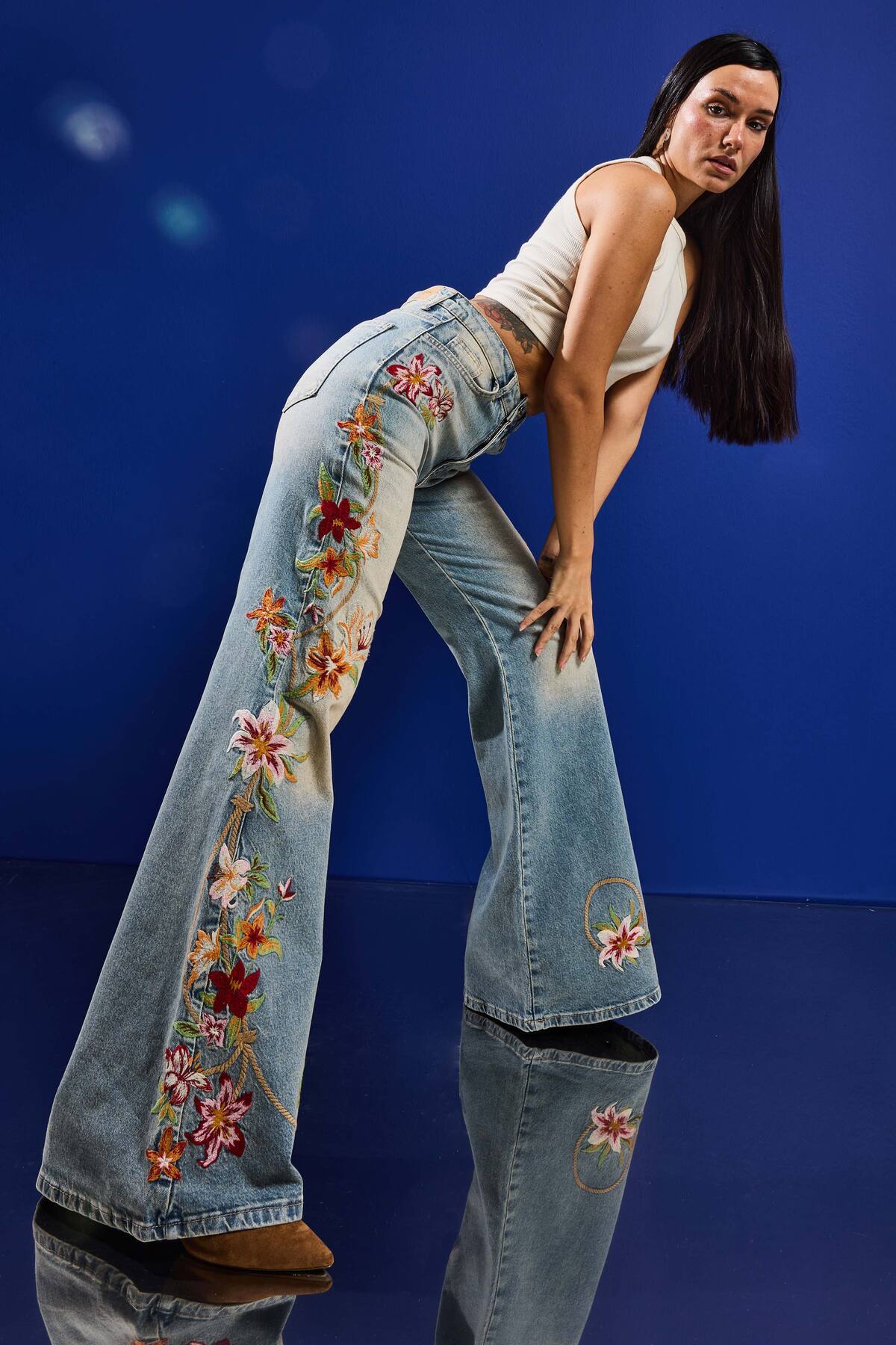 it's basic  Kadın T.Kot Rengi 4s6-32 Flare Fit Elastan Kumaş Özel Nakış Detaylı Tasarım Denim Jean - Görsel 4