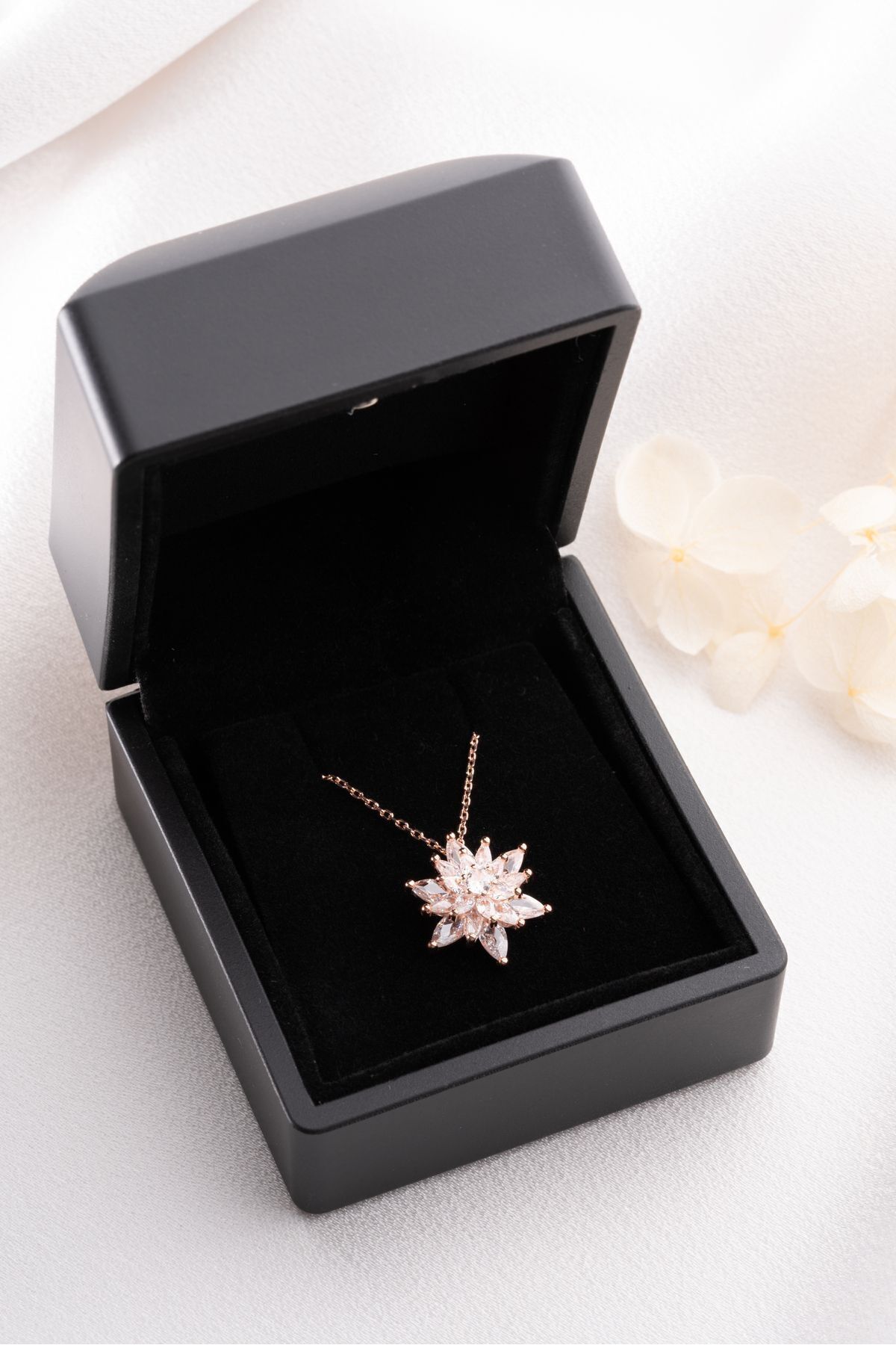 Silvano Jewelry 925 Ayar Gümüş Işıklı Kutuda Buzlu Beyaz Lotus Çiçeği Kolye görsel 5