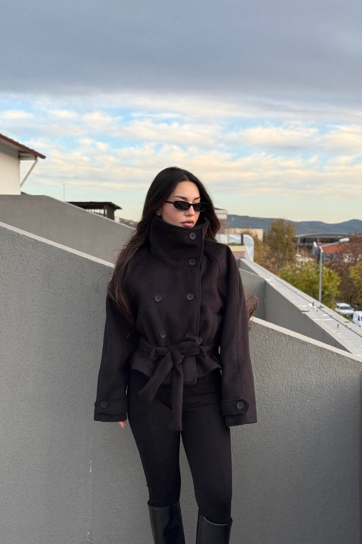 Marbella  KADIN DİK YAKA DÜĞME DETAY KAŞE KUŞAKLI KABAN CEKET - Görsel 3