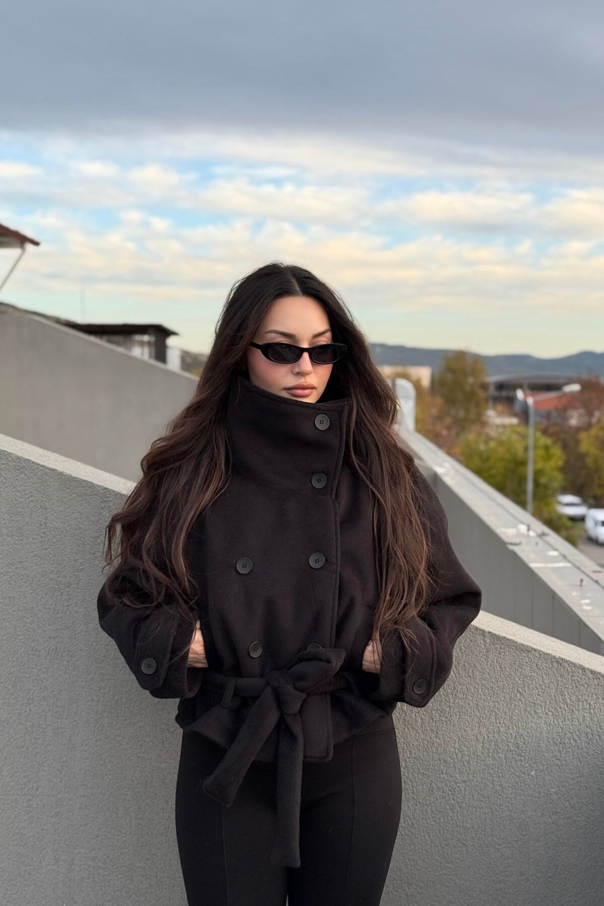 Marbella  KADIN DİK YAKA DÜĞME DETAY KAŞE KUŞAKLI KABAN CEKET - Görsel 4