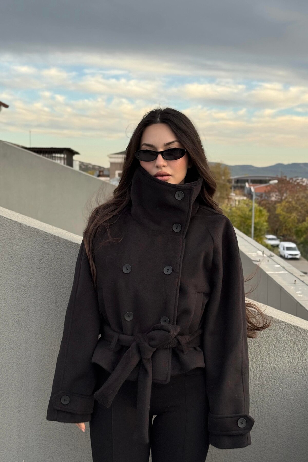 Marbella  KADIN DİK YAKA DÜĞME DETAY KAŞE KUŞAKLI KABAN CEKET