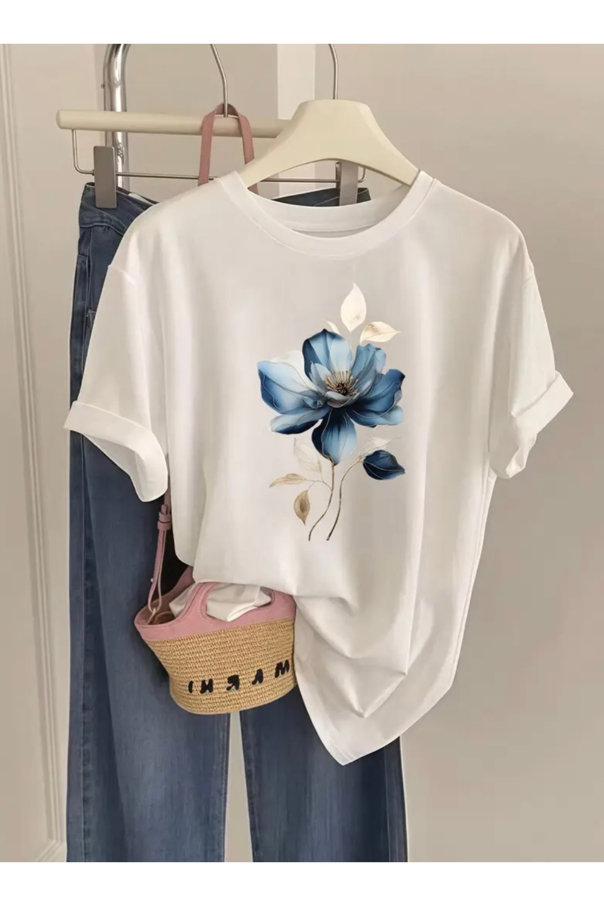 FUFLUNS MAJICA S ŠIROKIM OGRLOM I ŠTAMPOM LISTOVA I CVEĆA