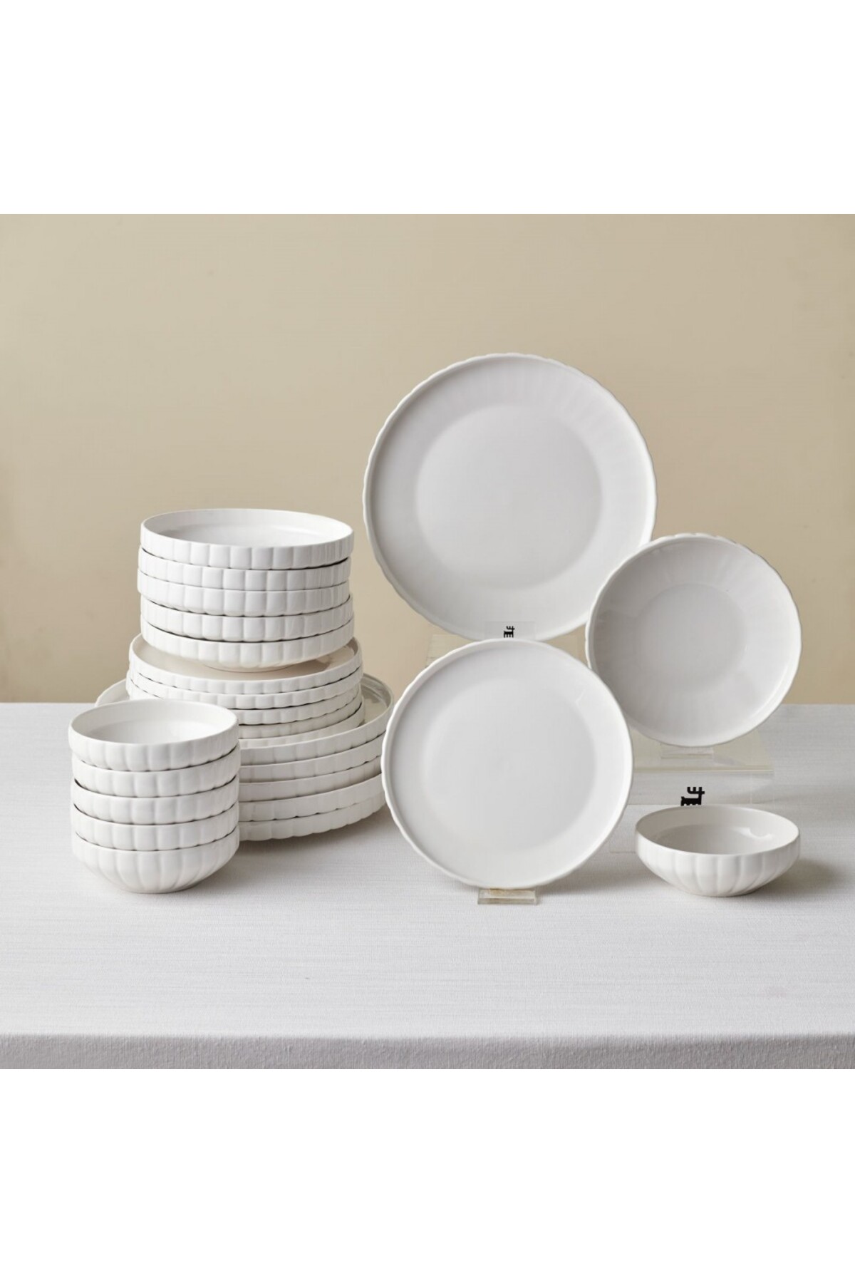 Karaca Stream Bone China Pumpkin 24-dielny Tafelservice pre 6 osôb, Weiß