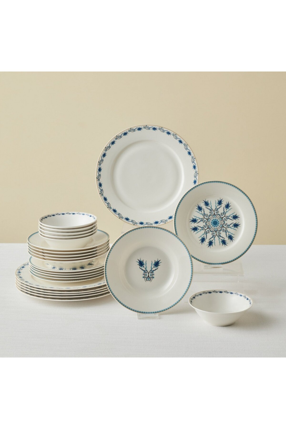 Karaca Forever Bone China Iznik 24-teiliges Tafelservice für 6 Personen, Mehr...