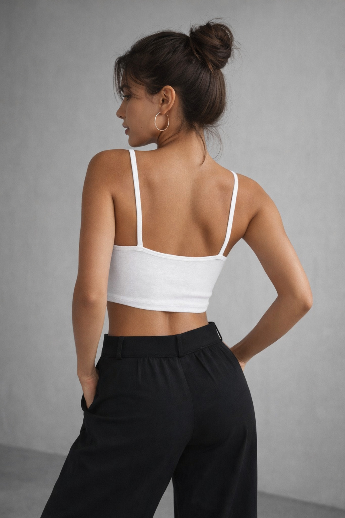 WILD BEE Kadın Beyaz Askılı V Yaka Crop Atlet görsel 2