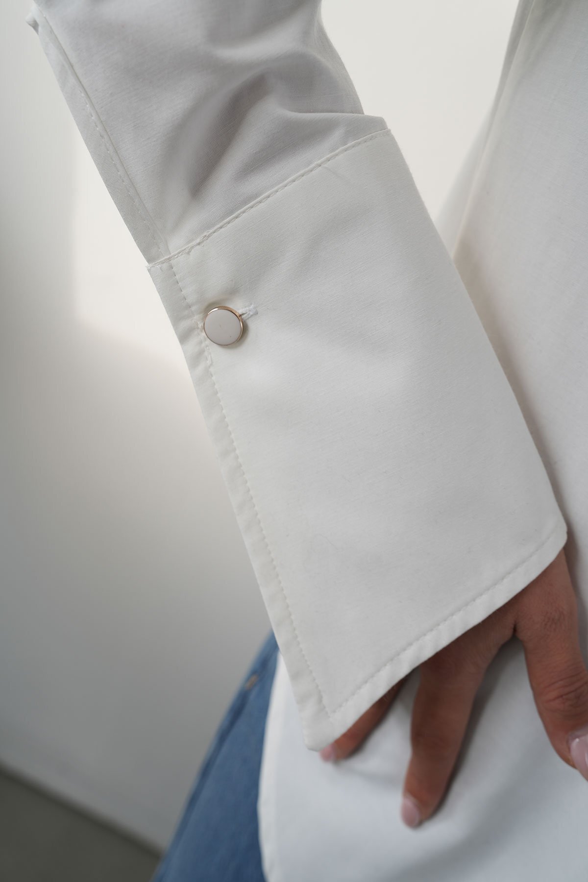 Özge Özgenç  Omuzu Vatkalı Gizli Düğmeli Gömlek - Görsel 3