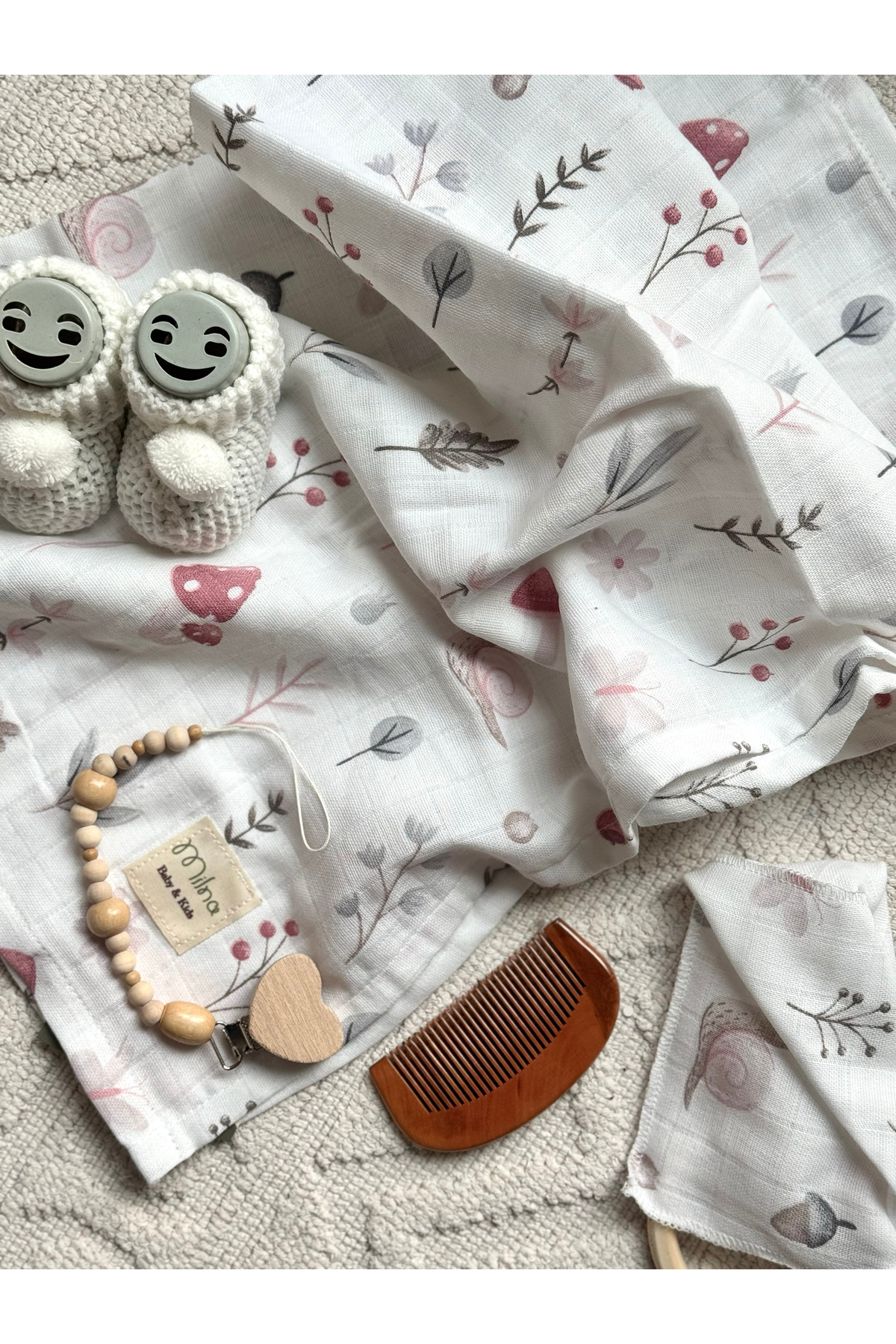 MİLNA BABY&KİDS Müslin Hosgeldin Bebek Seti Yenidogan Bebek Seti Pudra Müslin Emzik Askısı Patik Tarak fotoğrafı 4 (önizleme)