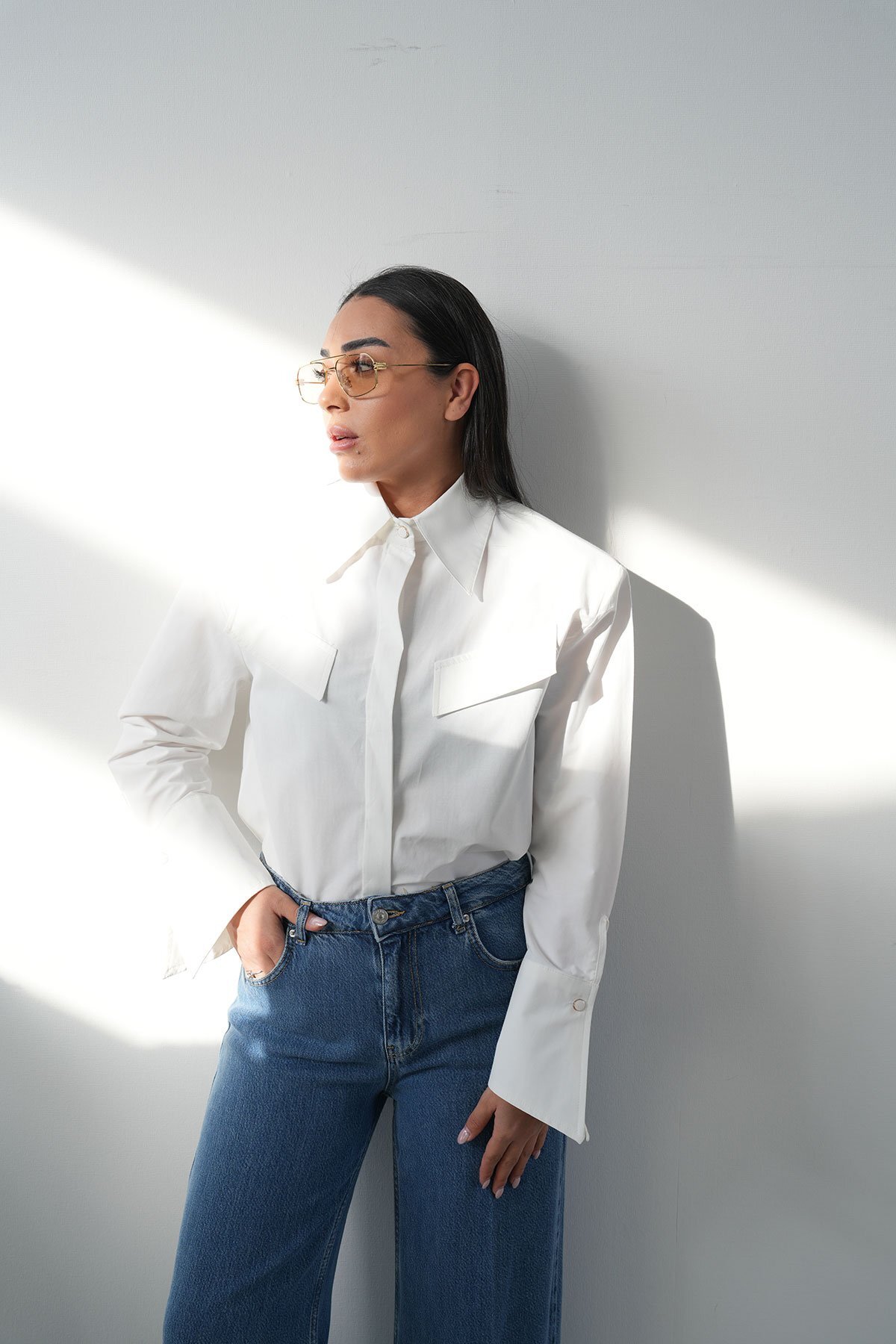 Özge Özgenç  Omuzu Vatkalı Gizli Düğmeli Gömlek