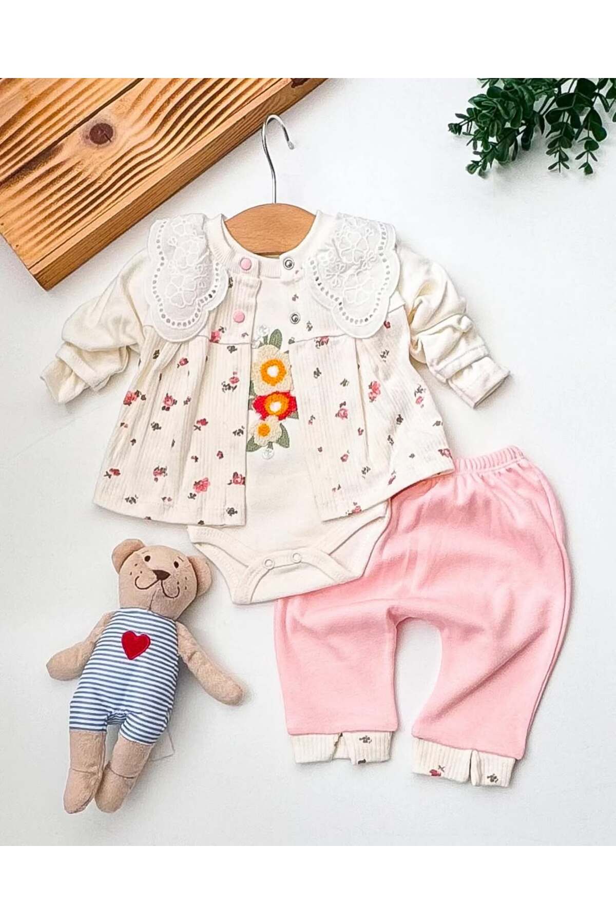 Beyaz Bebek 6’lı Bebek Doğum Seti(HASTANE ÇIKIŞ,ANNE&BEBEK BAKIM OMUZ VE SIRT ÇANTASI,BATTANİYE,ÇORAP VE MENDİL) fotoğrafı 2 (önizleme)