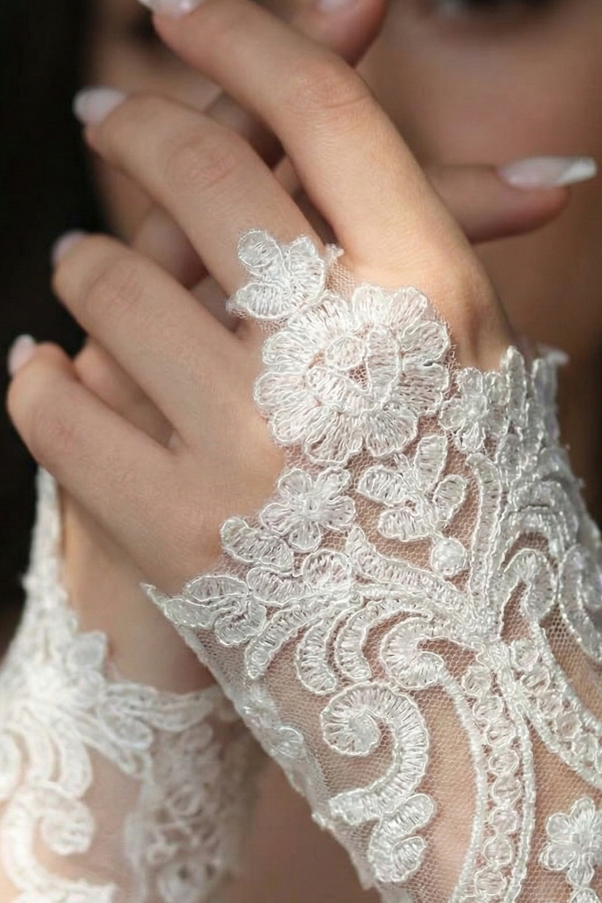 Hobigram  Élise Lace Gelin Eldiveni – Nikah Düğün İçin Dantelli Ara Parmak Zarif Gelin Aksesuarı - Görsel 4