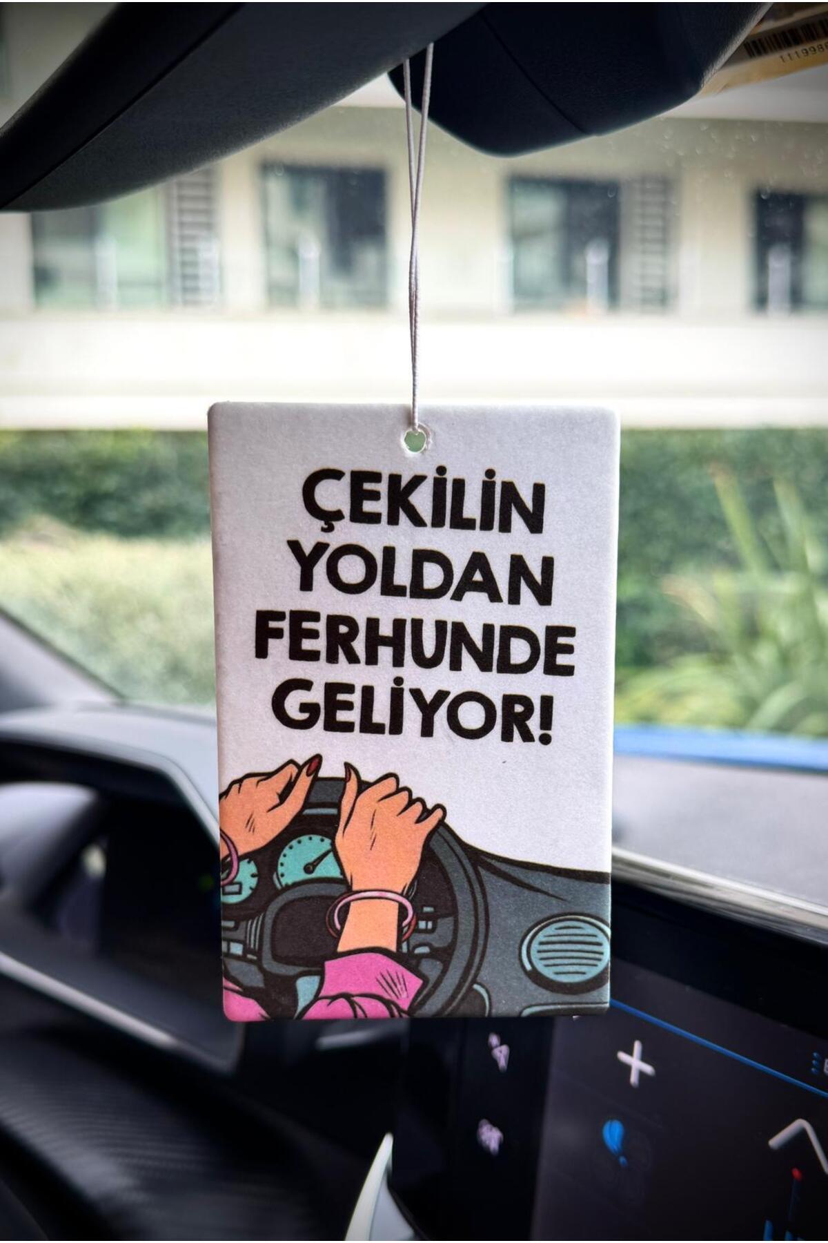 Duftpalm ÇEKİLİN YOLDAN FERHUNDE GELİYOR TASARIMLI EĞLENCELİ ARAÇ KOKUSU VE OTO AKSESUARI