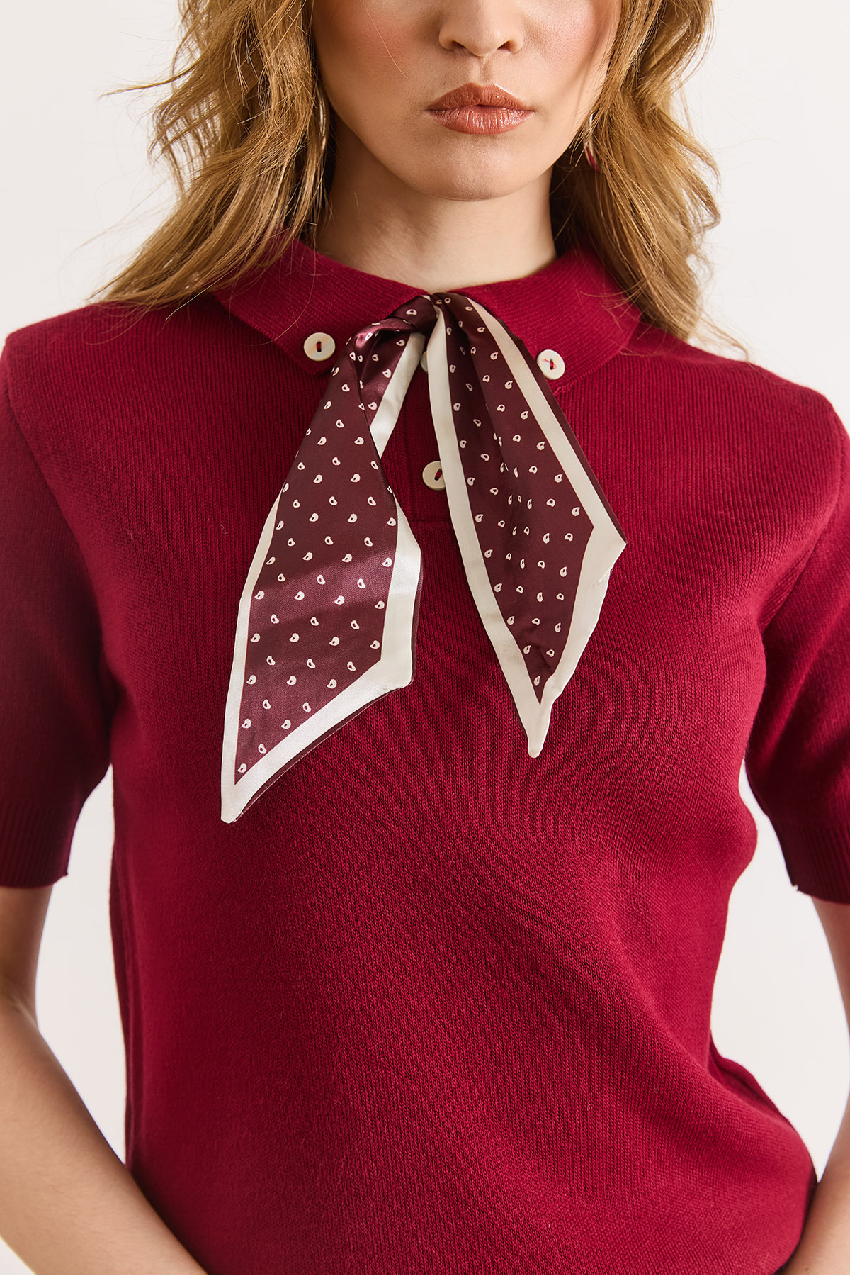 Olalook  Kadın Bordo Fular Detaylı Polo Yaka Kısa Kol Triko Kazak KZK-19001142 - Görsel 3