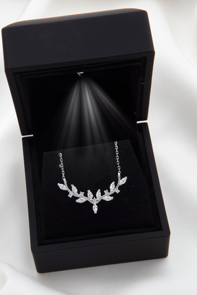 SARIASLAN Rodyumlu Mekik Taşlı Zarif Sarmaşık Kolye 925 Ayar Komple Gümüş