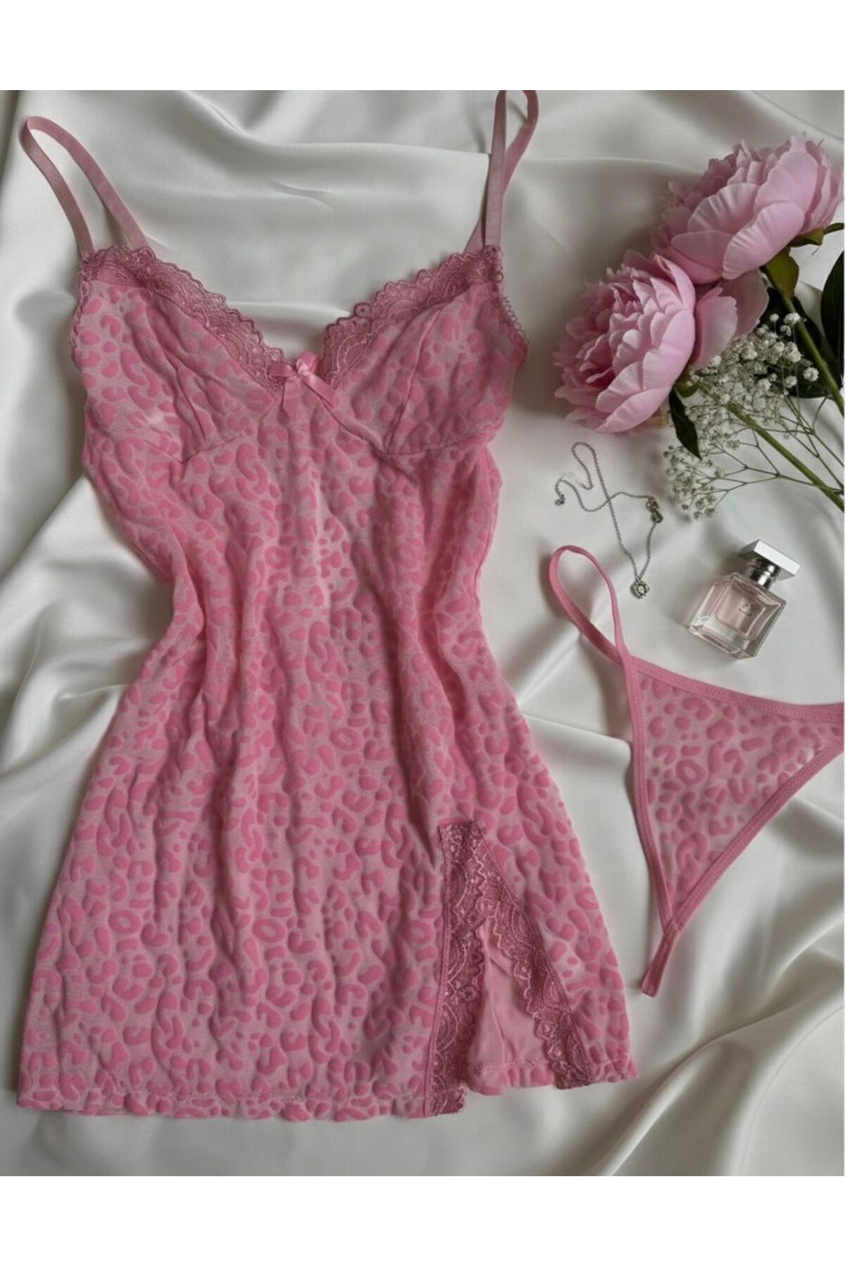 cdh çeyize dair herşey Yırtmaç Detaylı Dantelli Pembe Gecelik Seti