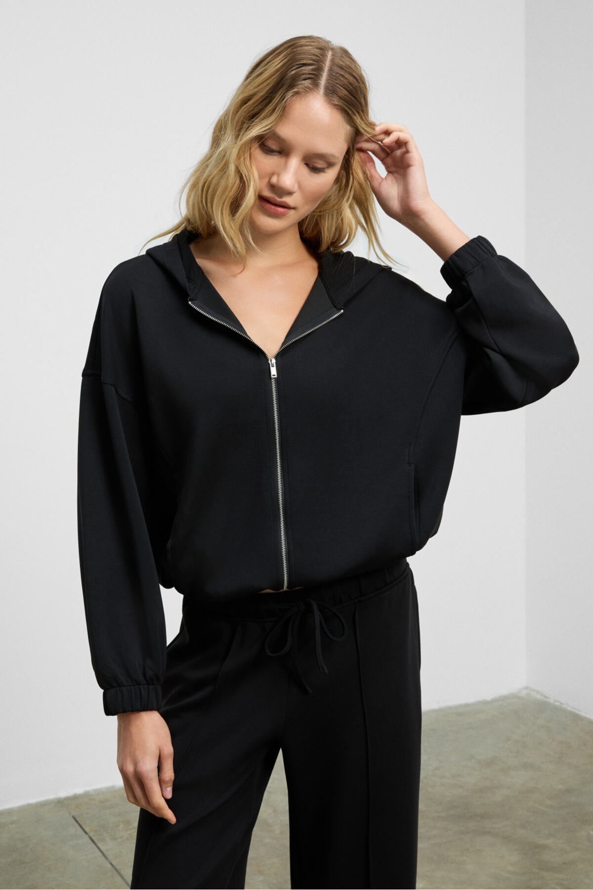 GRIMELANGE  AMOURA Kadın Yumuşak Ve Esnek Kumaşlı Kapüşonlu Fermuarlı Uzun Kollu Siyah Sweatshirt - Görsel 2