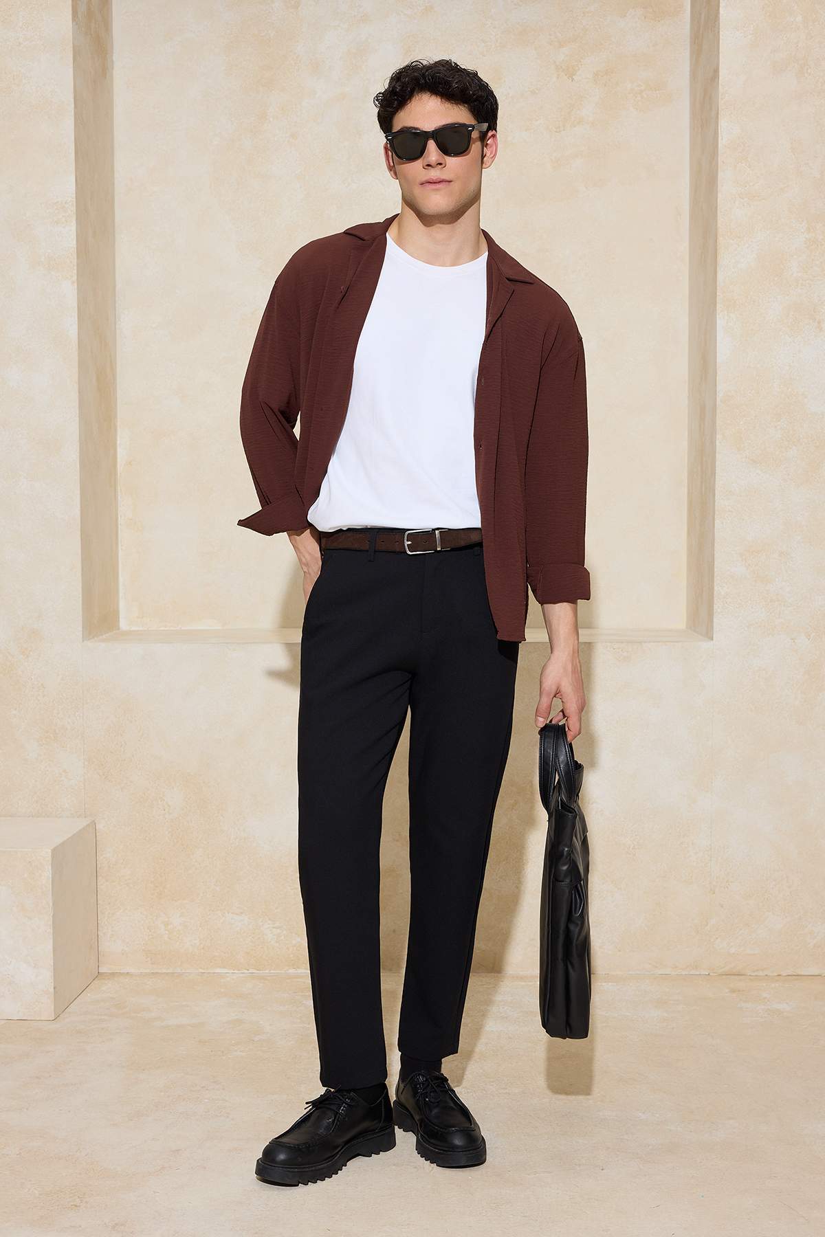 Trendyolmilla Man Siyah Normal Kalıp/Regular Fit Fit Chino Boru Paça Mevsimlik Erkek DokumaPantolon TMNSS26PL00006