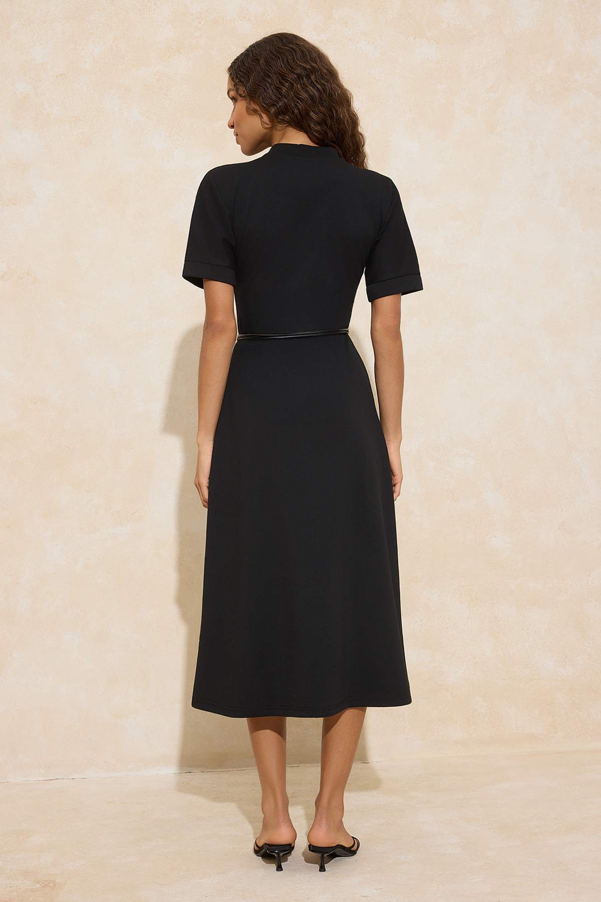 Trendyolmilla  Siyah A-Kesim/Çan Form Dik Yaka Kısa Kollu Kemerli Midi İnterlok Örme Elbise TWOSS26EL00109 - Görsel 4