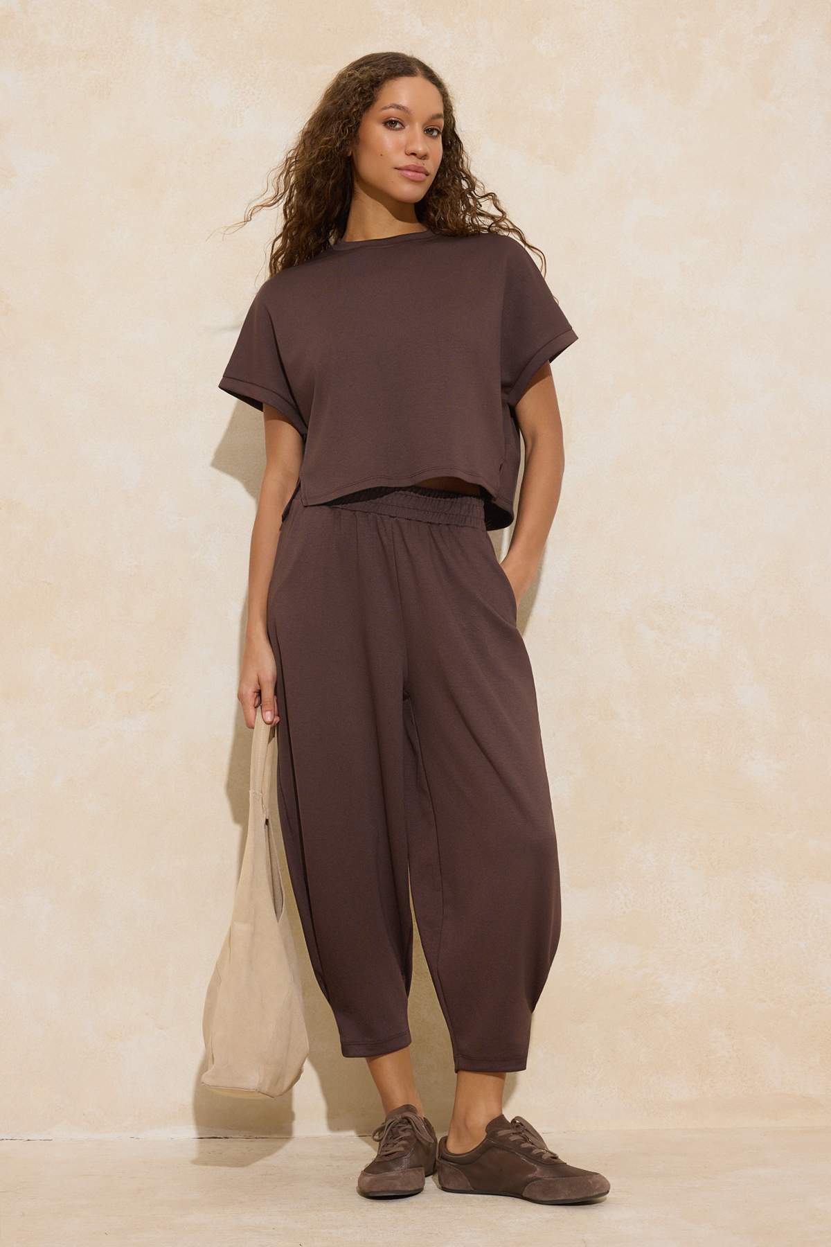 Trendyolmilla  Kahverengi Oversize Dikiş Detaylı Dar Paça Soft Touch Örme Alt-Üst Takım TWOSS26AU00036 - Görsel 2