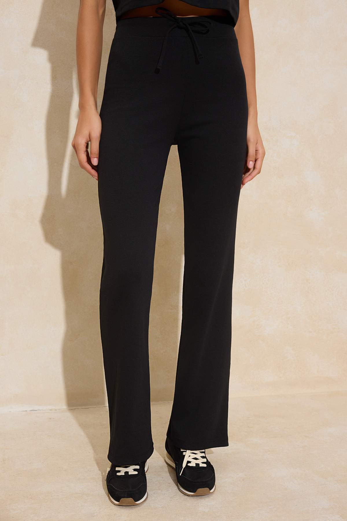 Trendyolmilla  Siyah Relaxed Düşük Kol Kısa Kollu Boru Paça Pamuk Ribana Örme Alt-Üst Takım TWOSS26AU00035 - Görsel 3