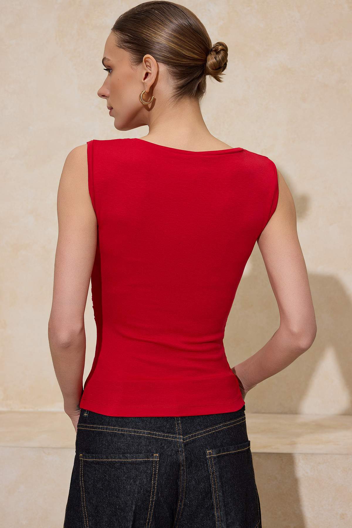 Trendyolmilla  Kırmızı Fitted/Vücuda Oturan Kayık Yaka Kolsuz Yumuşak Örme Bluz TWOSS26BZ00045 - Görsel 4