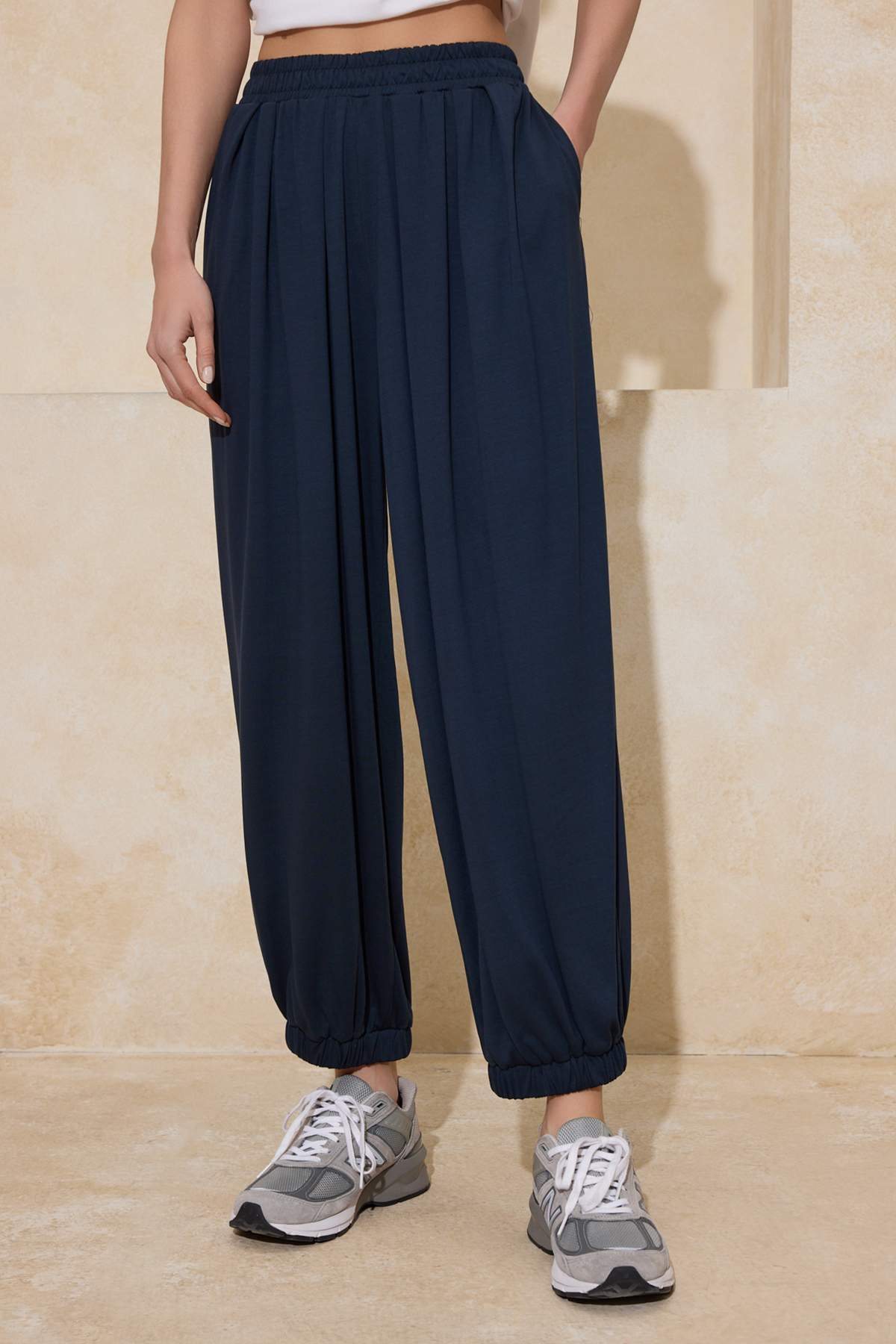 Trendyolmilla  Antrasit Düz Havuç/Şalvar Büzgülü Normal Bel Pike Örme Pantolon TWOSS26PL00040 - Görsel 3