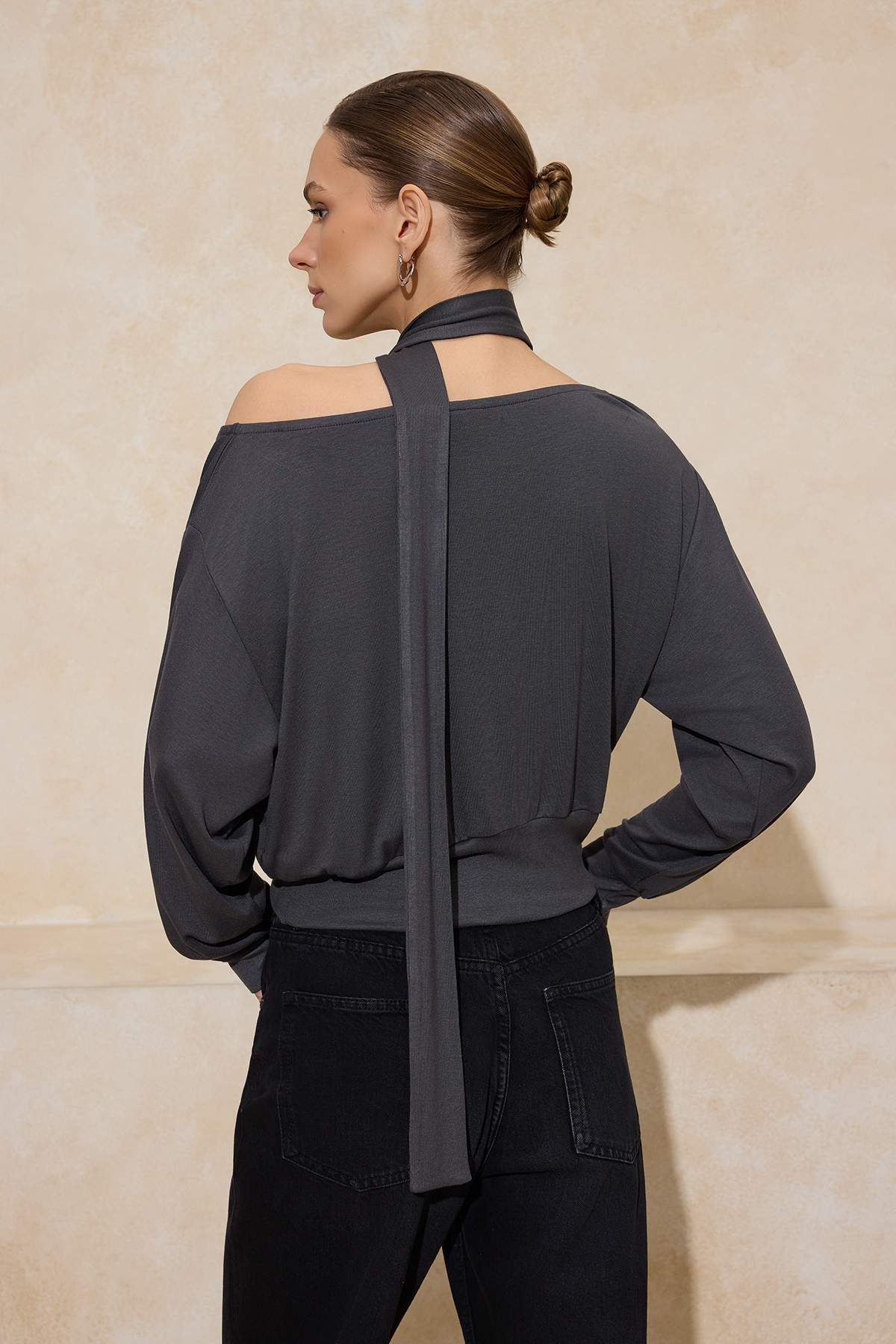 Trendyolmilla  Antrasit Düz Açık Omuzlu Şal Aksesuar Detaylı Regular/Normal Kalıp Örme Bluz TWOAW26BZ00308 - Görsel 4