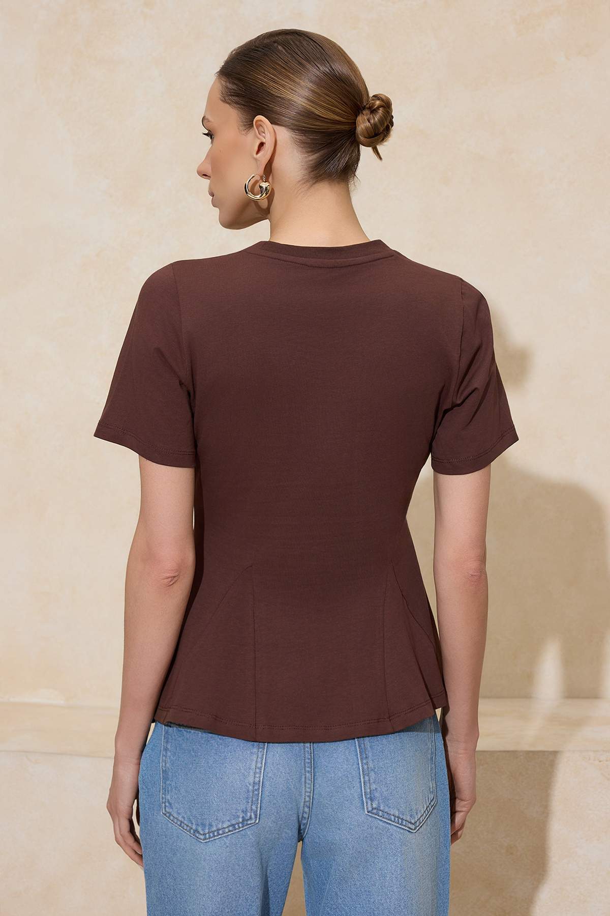 Trendyolmilla  Kahverengi Düz Peplum Bisiklet Yaka Standart Kol Kısa %100 Pamuk Örme Bluz TWOSS26BZ00028 - Görsel 4