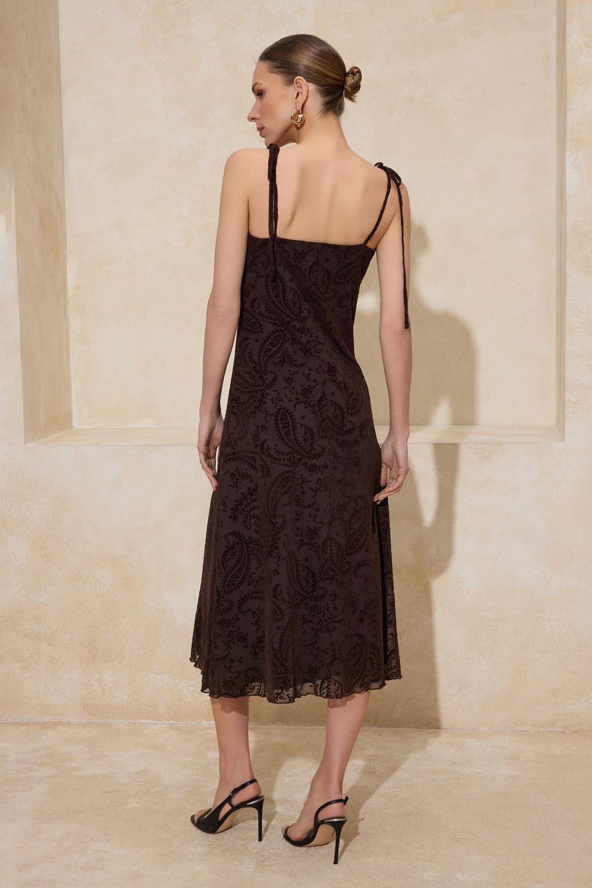 Trendyolmilla  Kahverengi Çiçekli A-Kesim/Çan Form İnce Askılı Kolsuz Büzgülü Midi Tül Örme Elbise TWOSS26EL00025 - Görsel 4