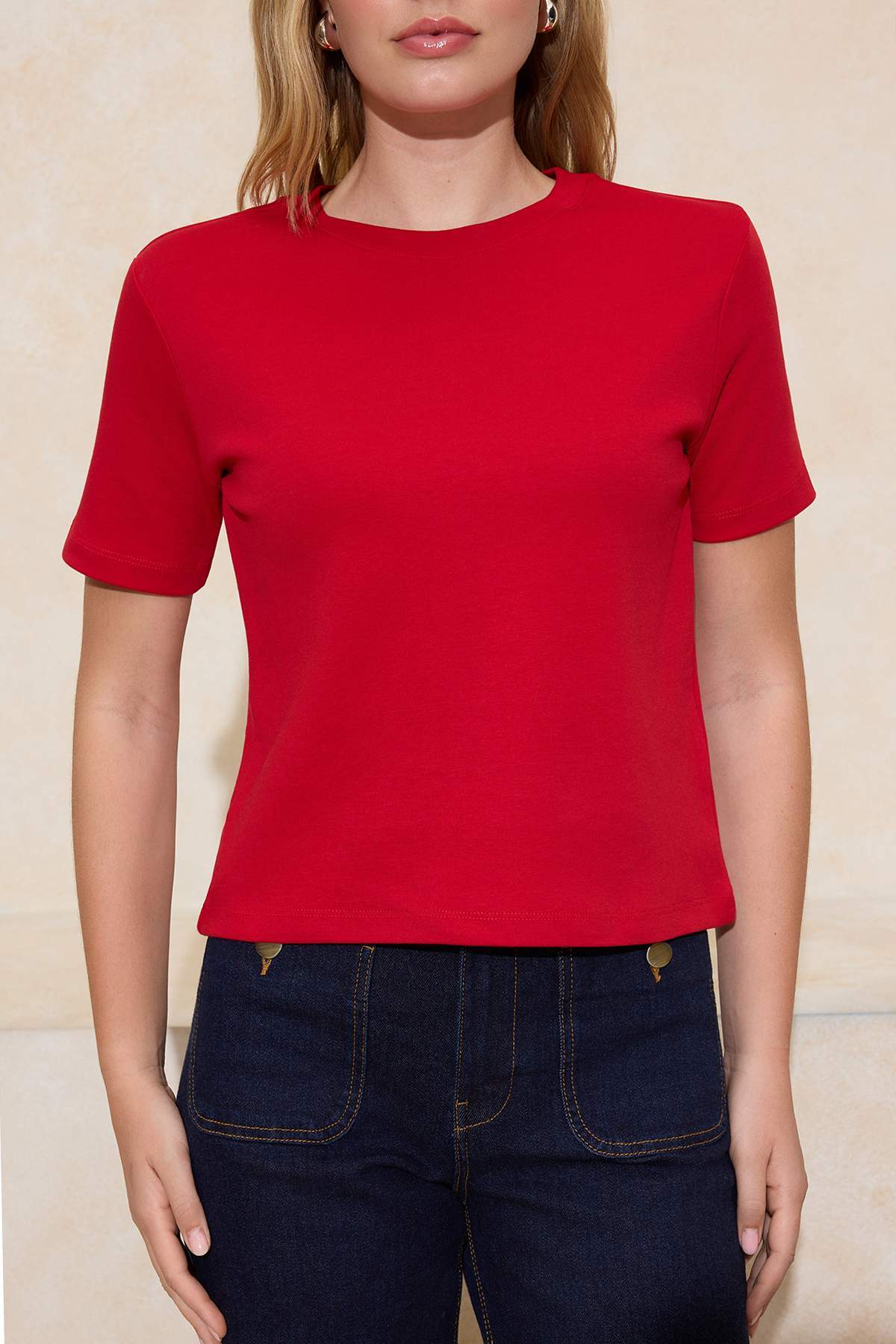 Trendyolmilla  Kırmızı Kalın Pamuklu Tok Kumaşlı Bisiklet Yaka Kısa Kol Regular Kesim Örme T-Shirt TWOSS25TS00002 - Görsel 3