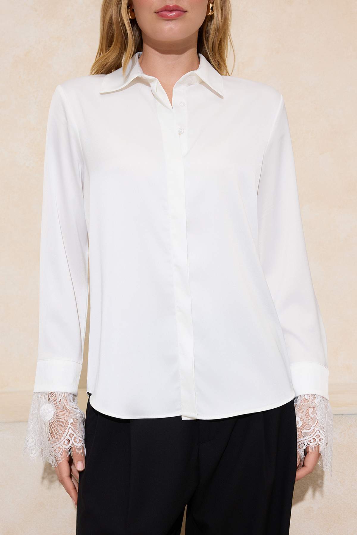 Trendyolmilla  Beyaz Dantel Detaylı Saten Gömlek TWOSS26GO00032 - Görsel 3