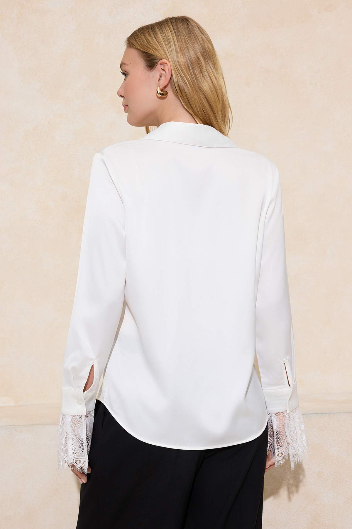 Trendyolmilla  Beyaz Dantel Detaylı Saten Gömlek TWOSS26GO00032 - Görsel 4