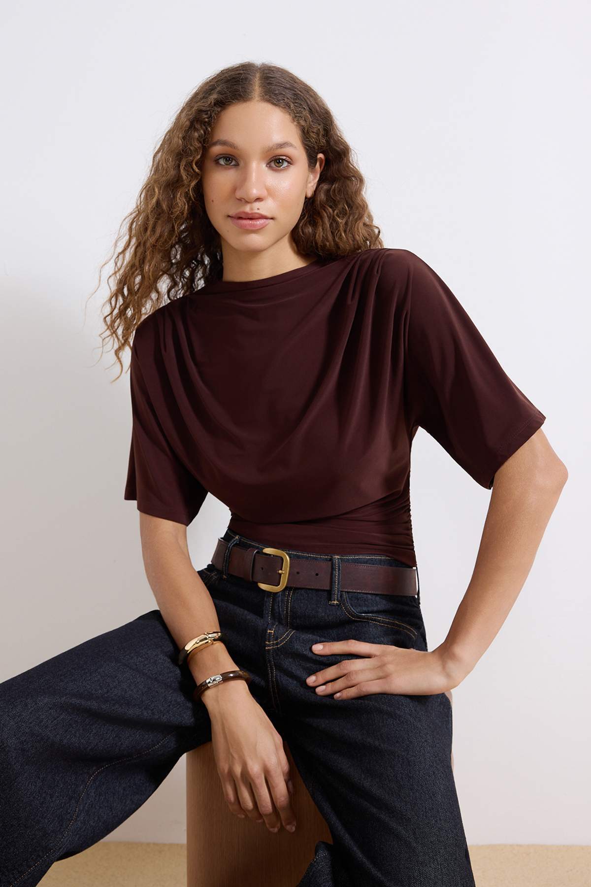 Trendyolmilla  Kahverengi Fitted/Vücuda Oturan Kayık Yaka Yarasa Kol Kısa Kollu Esnek Örme Bluz TWOSS26BZ00020 - Görsel 2